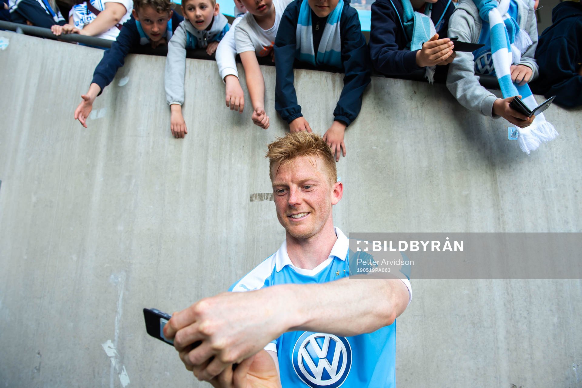 Malmö FFs Anders Christiansen tar selfies med unga