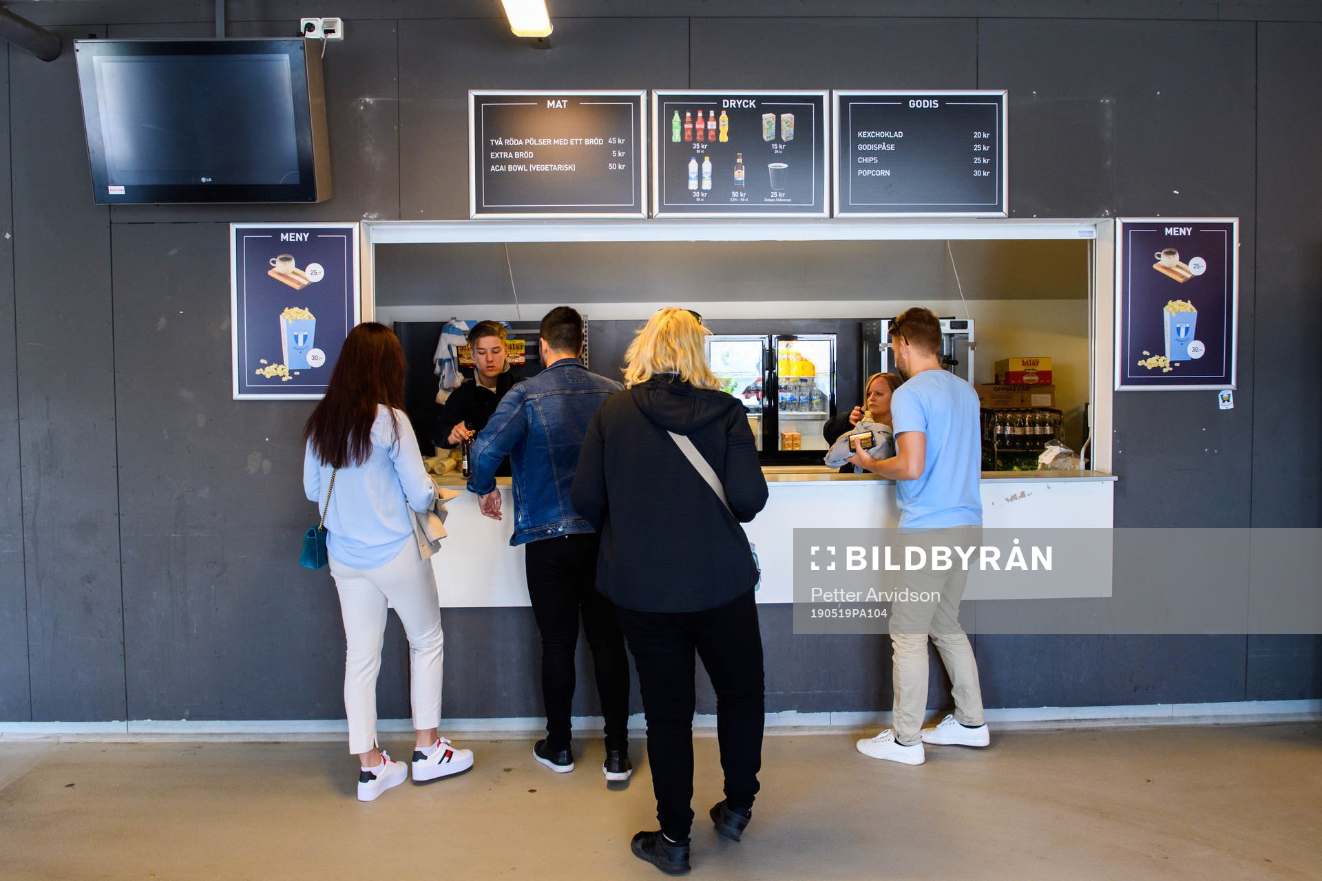 Supportrar handlar i en kiosk