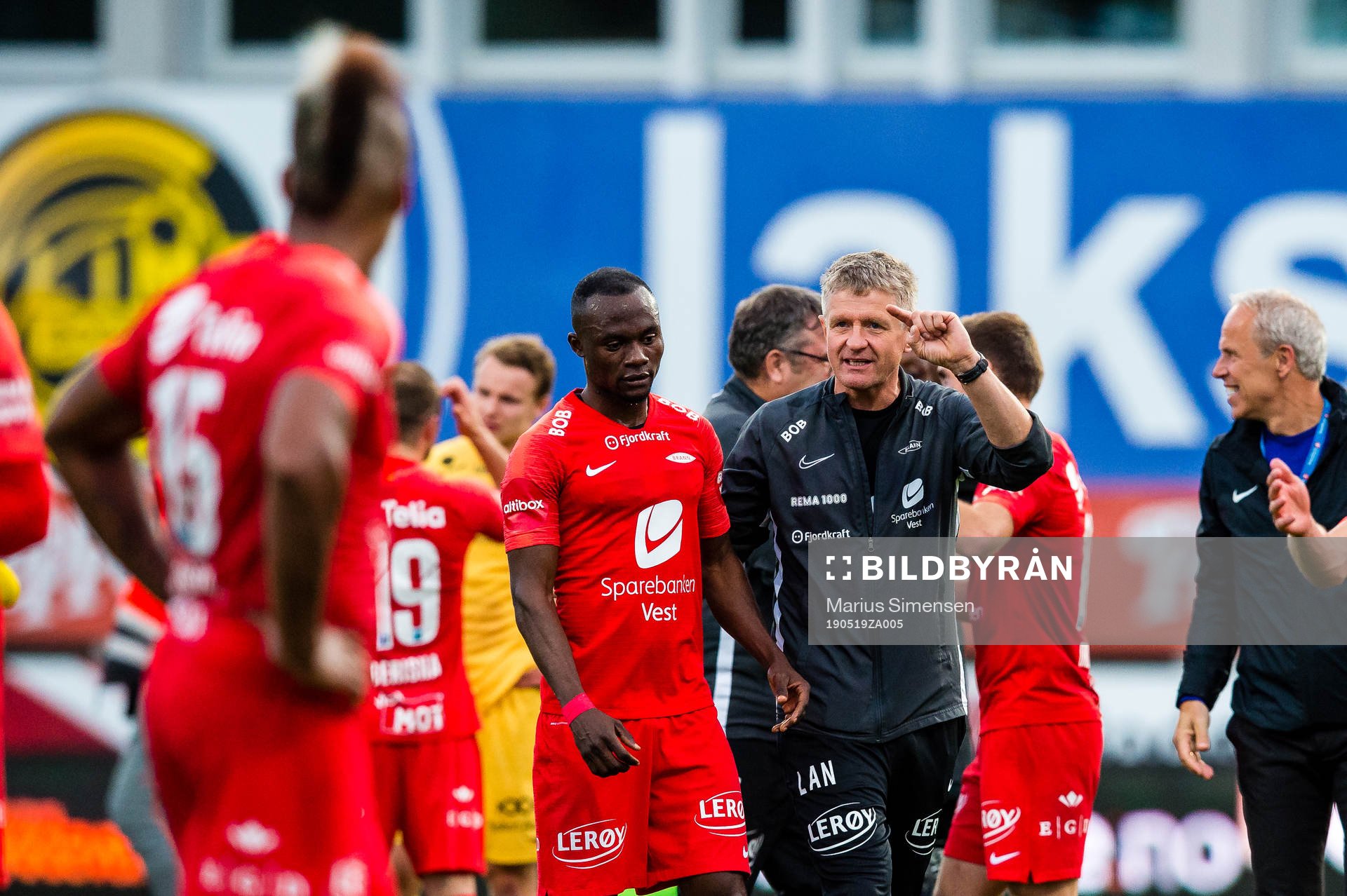 Gilbert Koomson of Brann and Lars Arne Nilsen, head coach