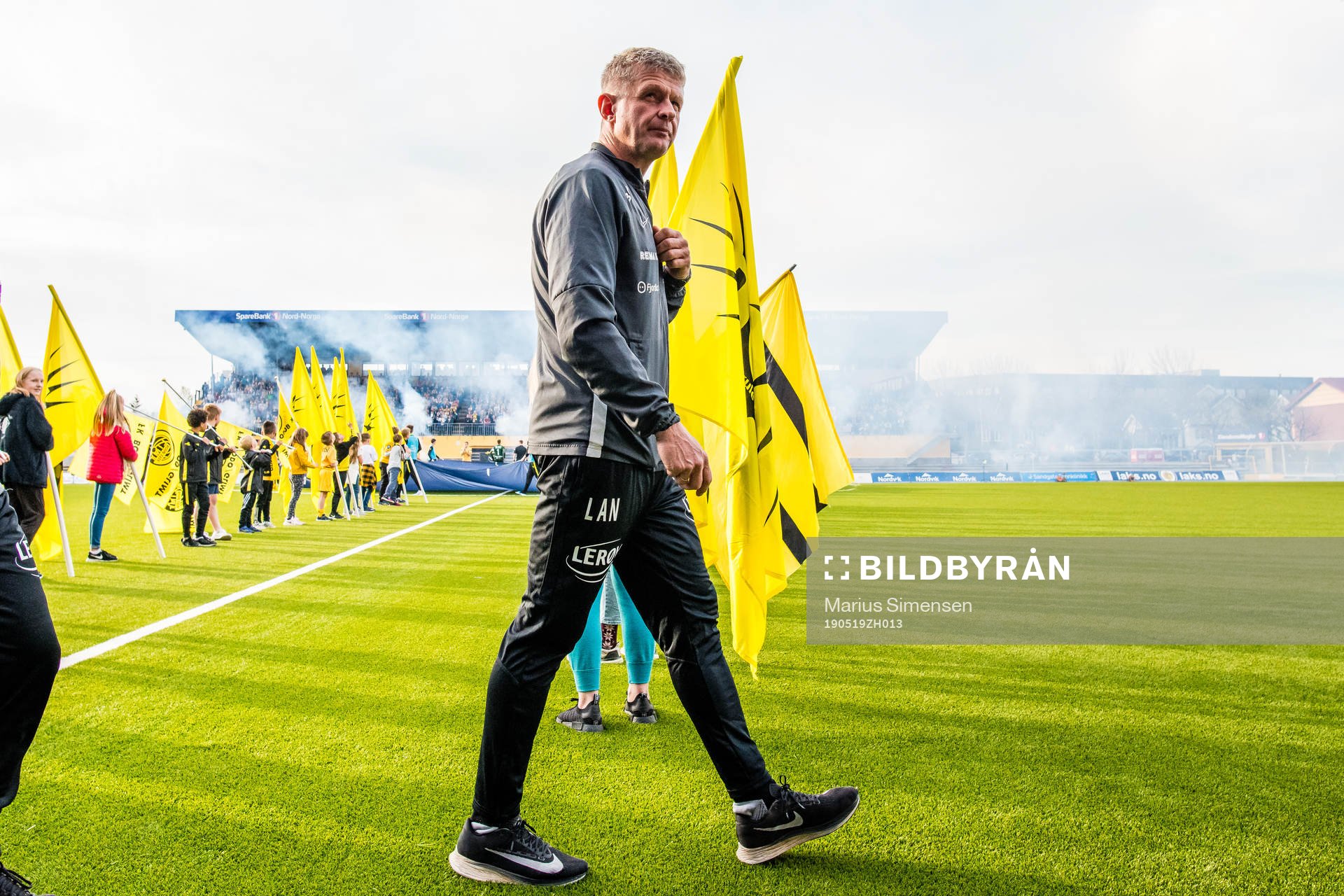 Lars Arne Nilsen, head coach of Brann,  aheaf of the