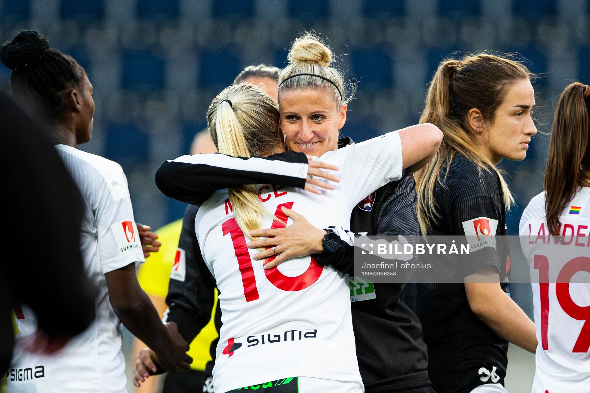 Rosengårds Anja Mittag kramar om Hailie Mace efter fotbollsmatchen i Damallsvenskan mellan Linköping och Rosengård den 20 maj 2019 i Linköping.