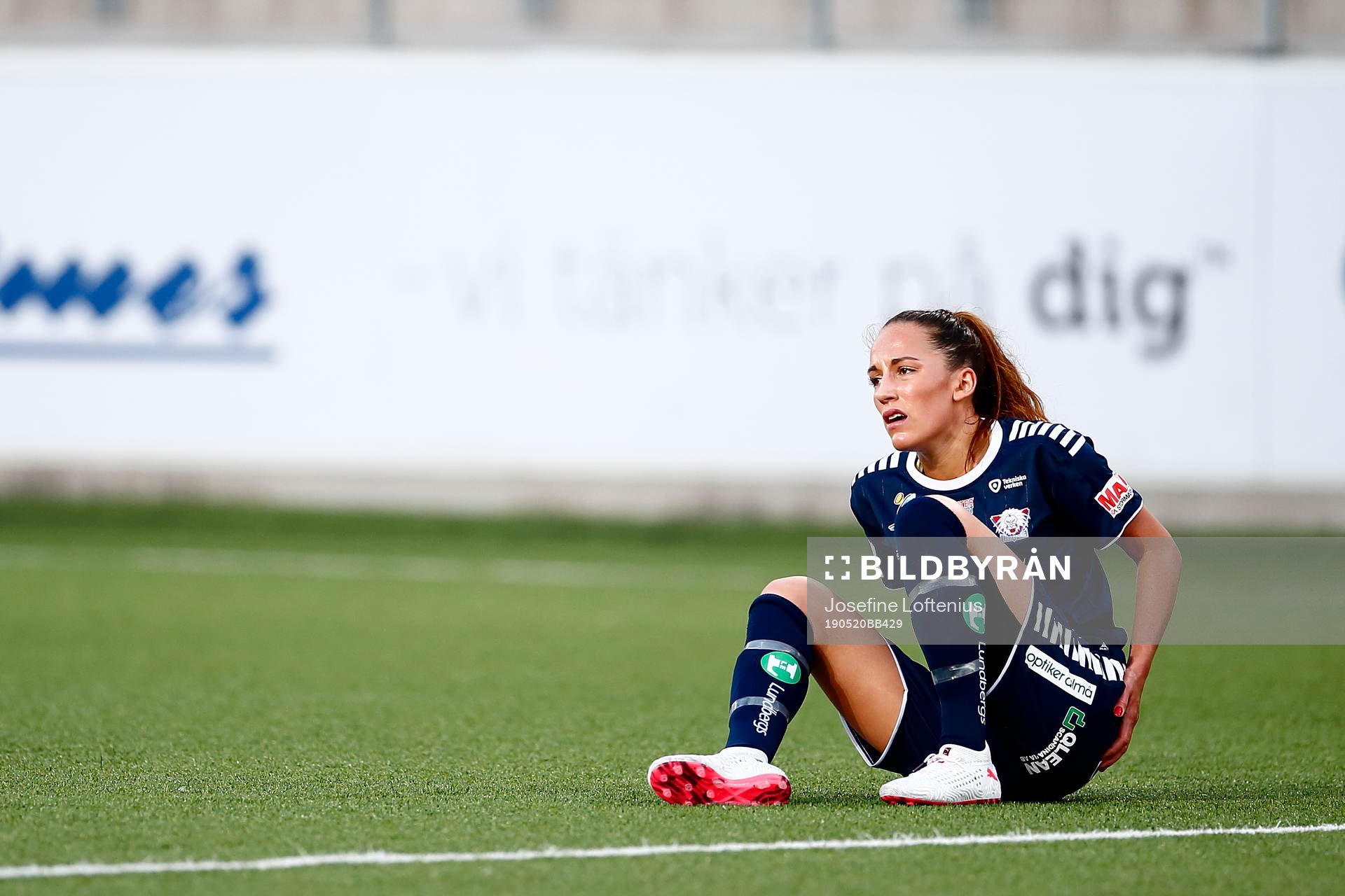 Linköpings Anna Oscarsson ser ut att ha ont