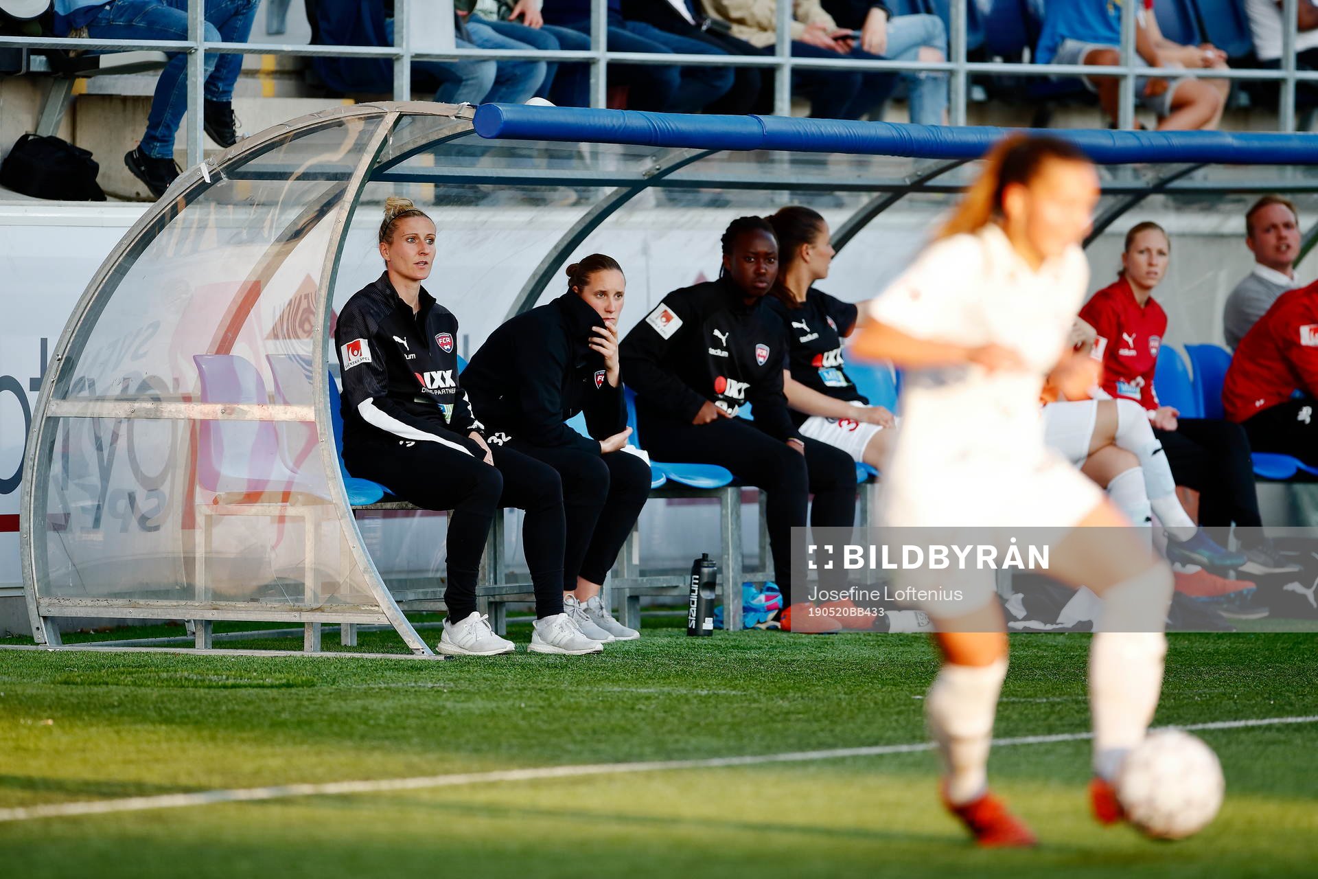 Rosengårds Anja Mittag följer matchen från bänken