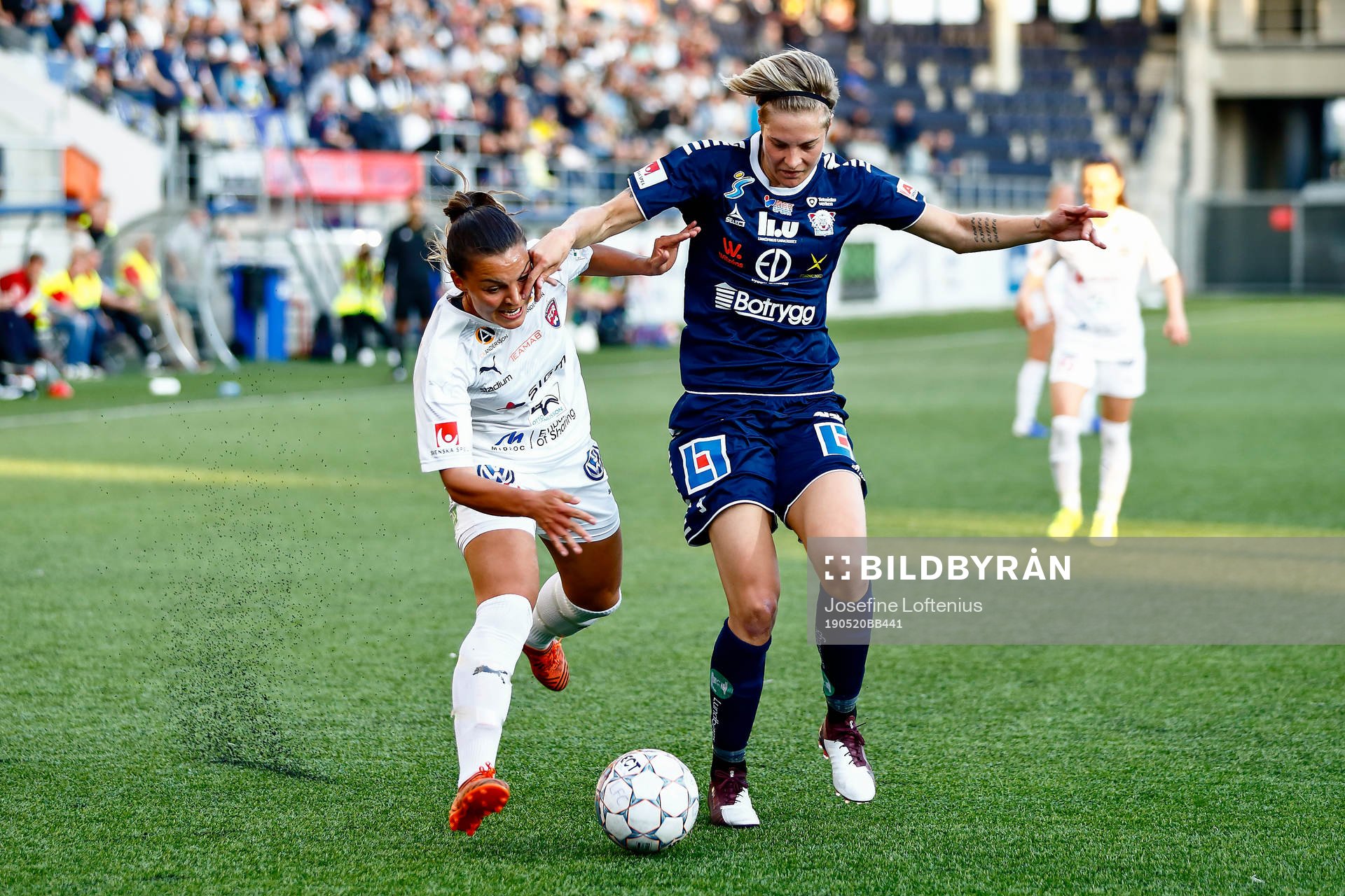 Rosengårds Johanna Rytting Kaneryd i kamp med Linköpings Lina Hurtig under fotbollsmatchen i Damallsvenskan mellan Linköping och Rosengård den 20 maj 2019 i Linköping.