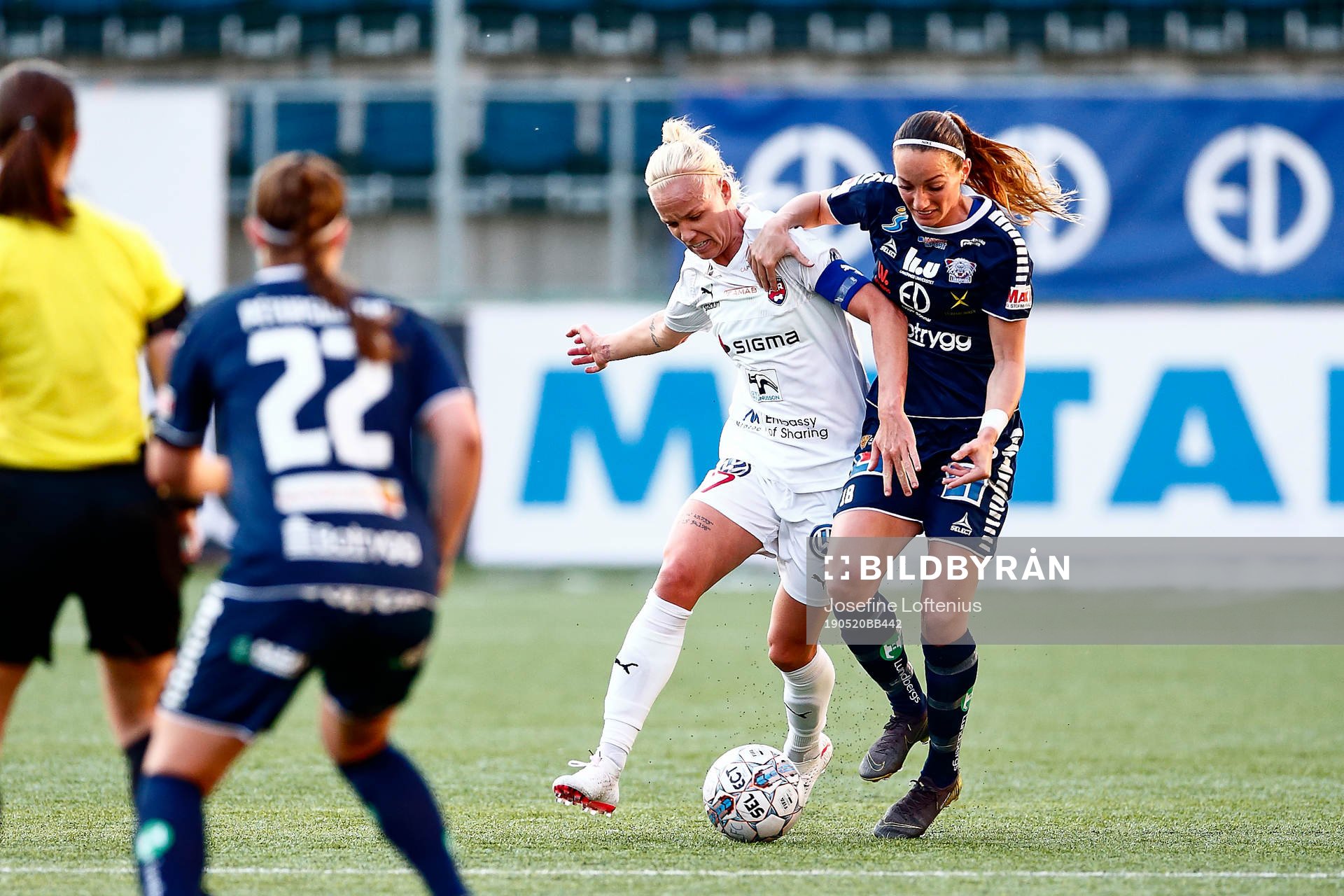 Rosengårds Caroline Seger och Linköpings Kosovare Asllani i kamp om bollen under fotbollsmatchen i Damallsvenskan mellan Linköping och Rosengård den 20 maj 2019 i Linköping.
