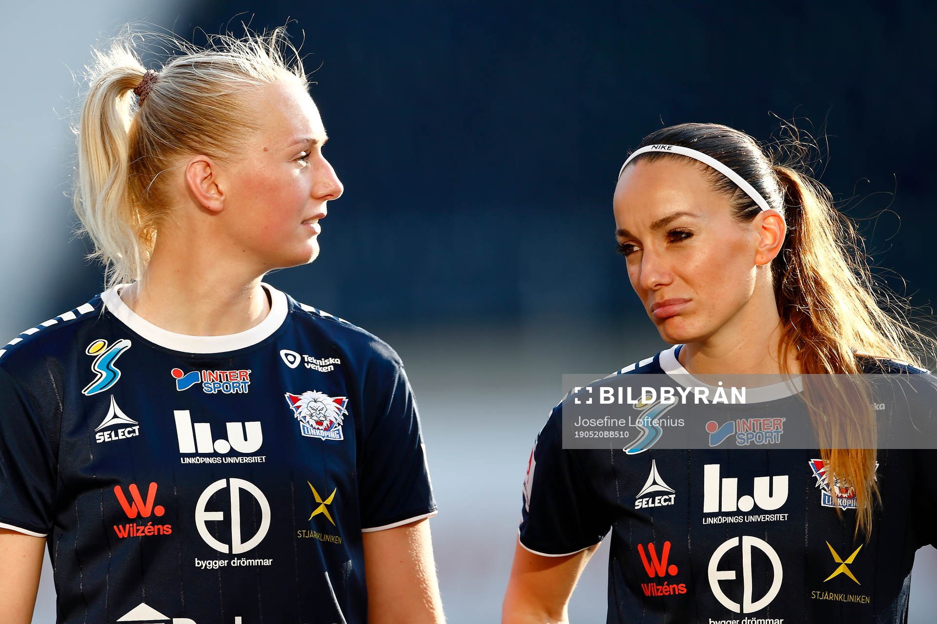 Linköpings Stina Blackstenius och Kosovare Asllani  innan