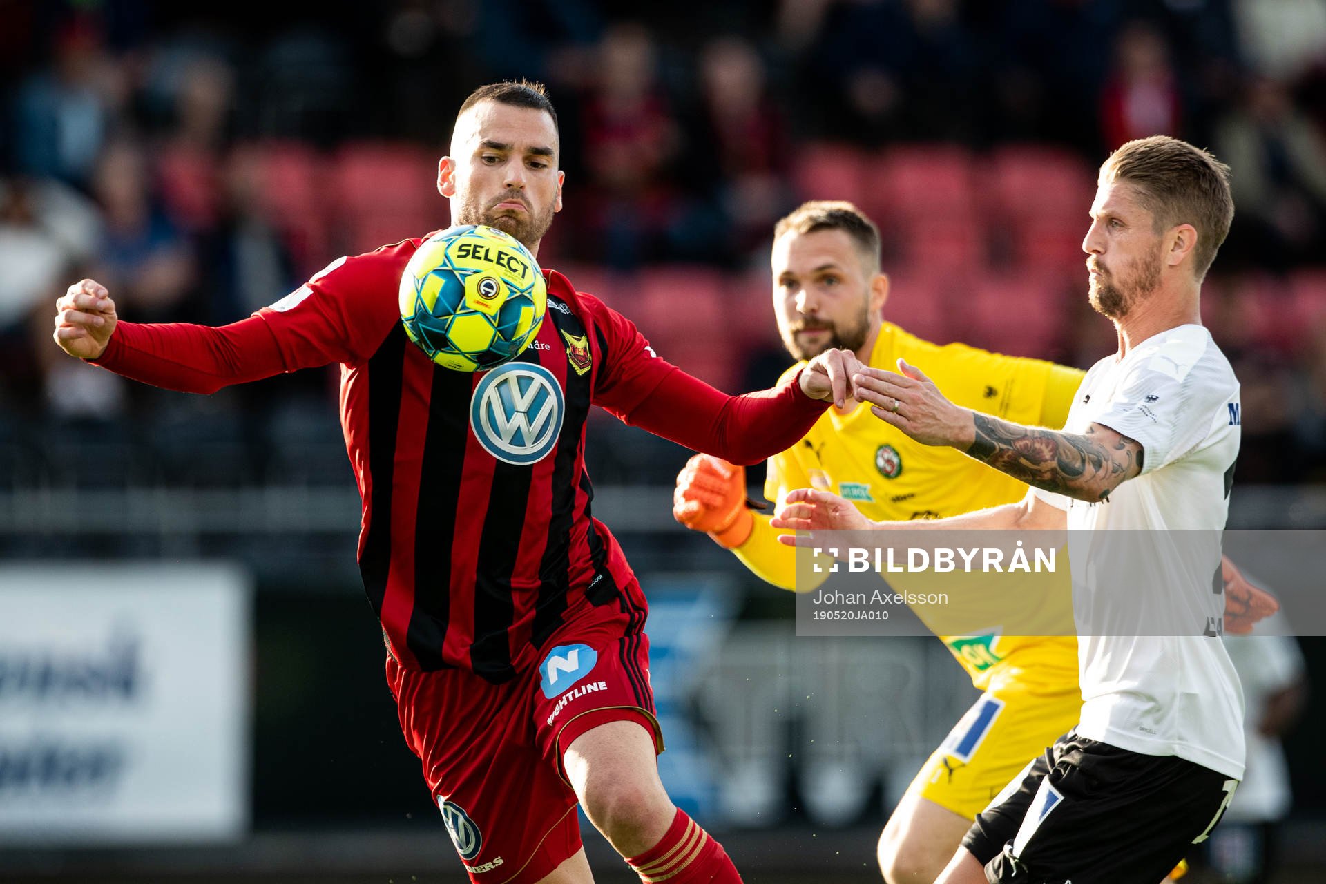 Östersunds Dino Islamovic mot Örebros målvakt Oscar