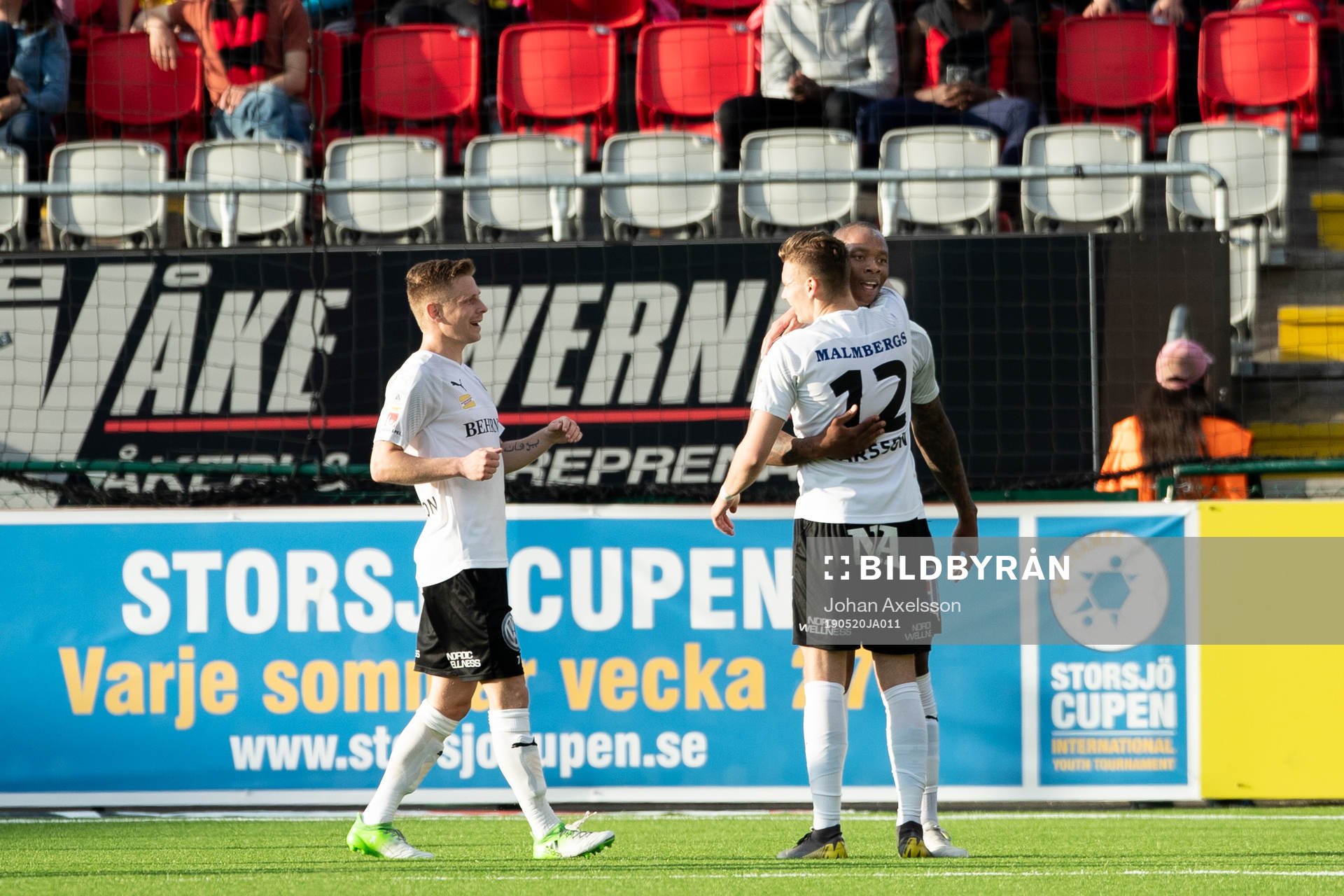 Örebros Jake Larsson och Carlos Strandberg jublar efter 0-2 målet under fotbollsmatchen i Allsvenskan mellan Östersund och Örebro den 20 Maj 2019 i Östersund.