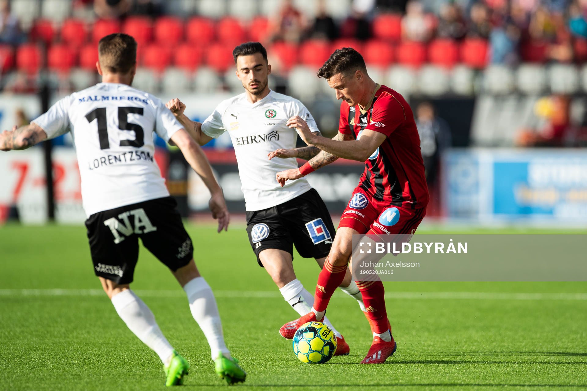 Örebros Simon Amin i kamp med Östersunds Jamie Hopcutt under fotbollsmatchen i Allsvenskan mellan Östersund och Örebro den 20 Maj 2019 i Östersund.