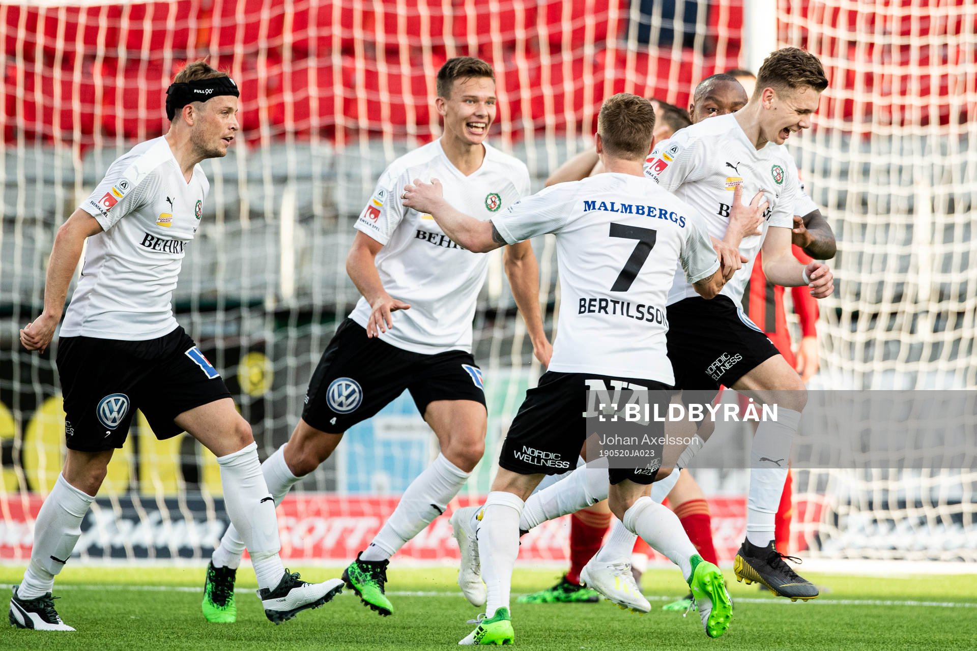 Örebros Jake Larsson jublar med lagkamrater