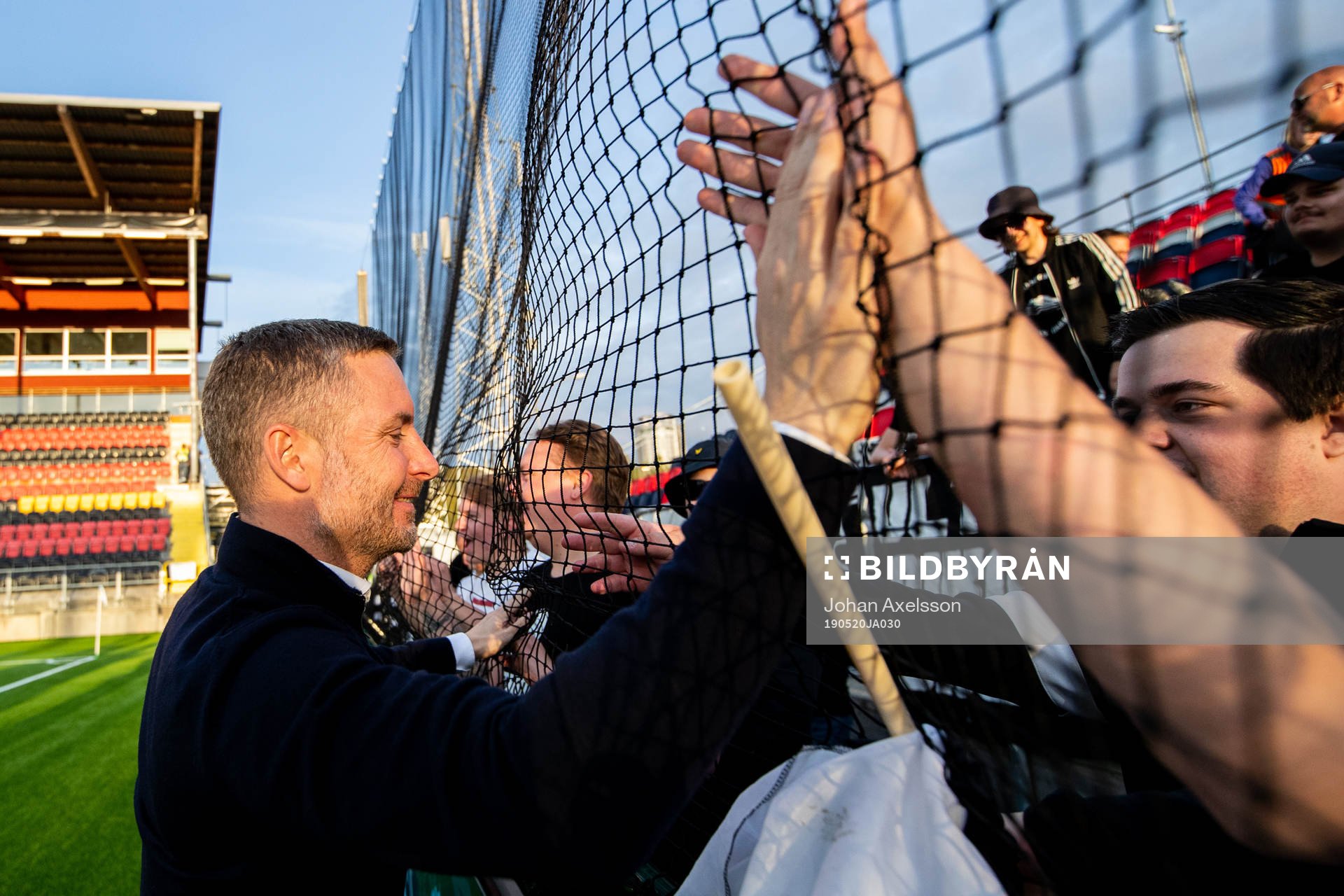 Örebros tränare Axel Kjäll jublar med supportrarna