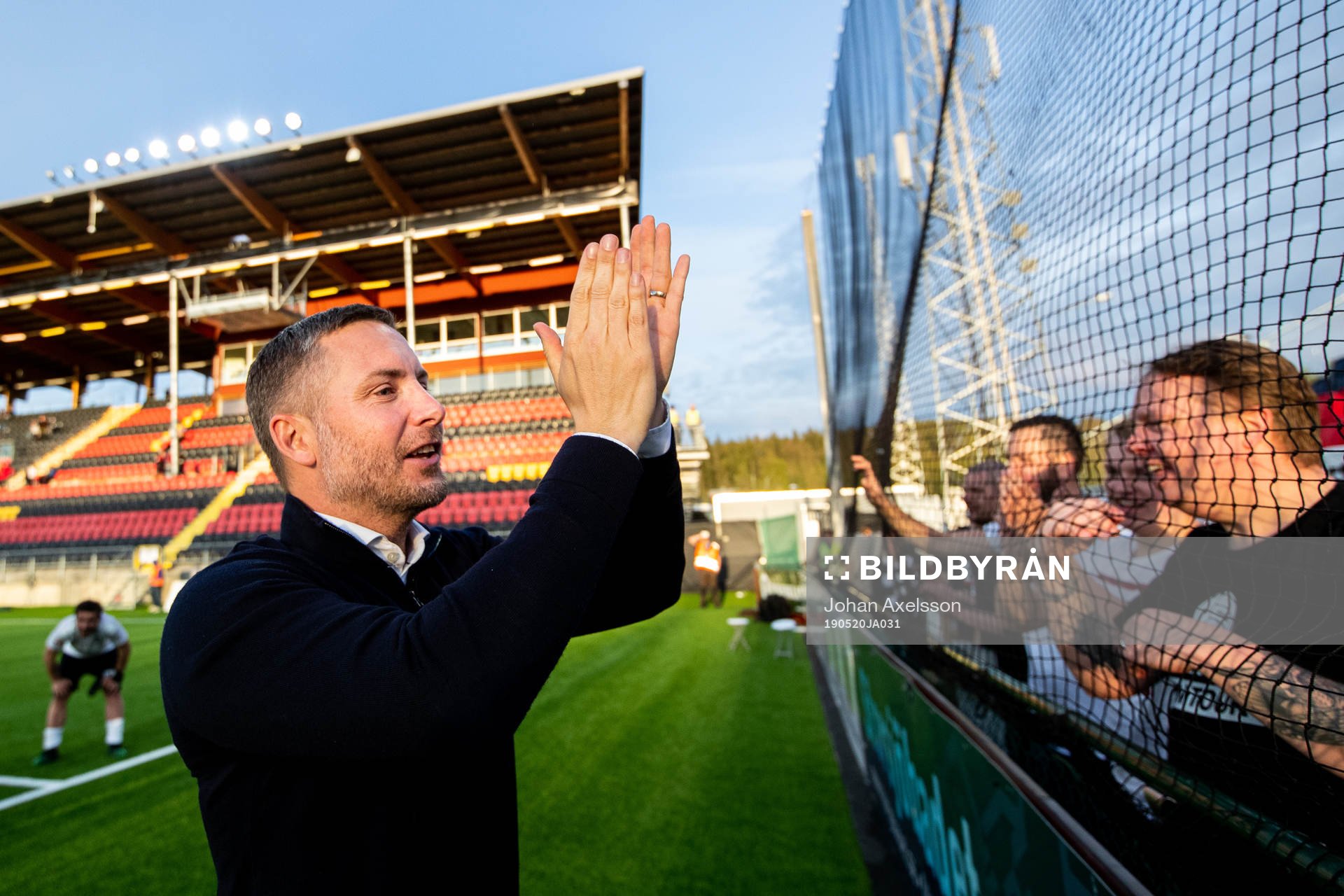 Örebros tränare Axel Kjäll jublar med supportrarna