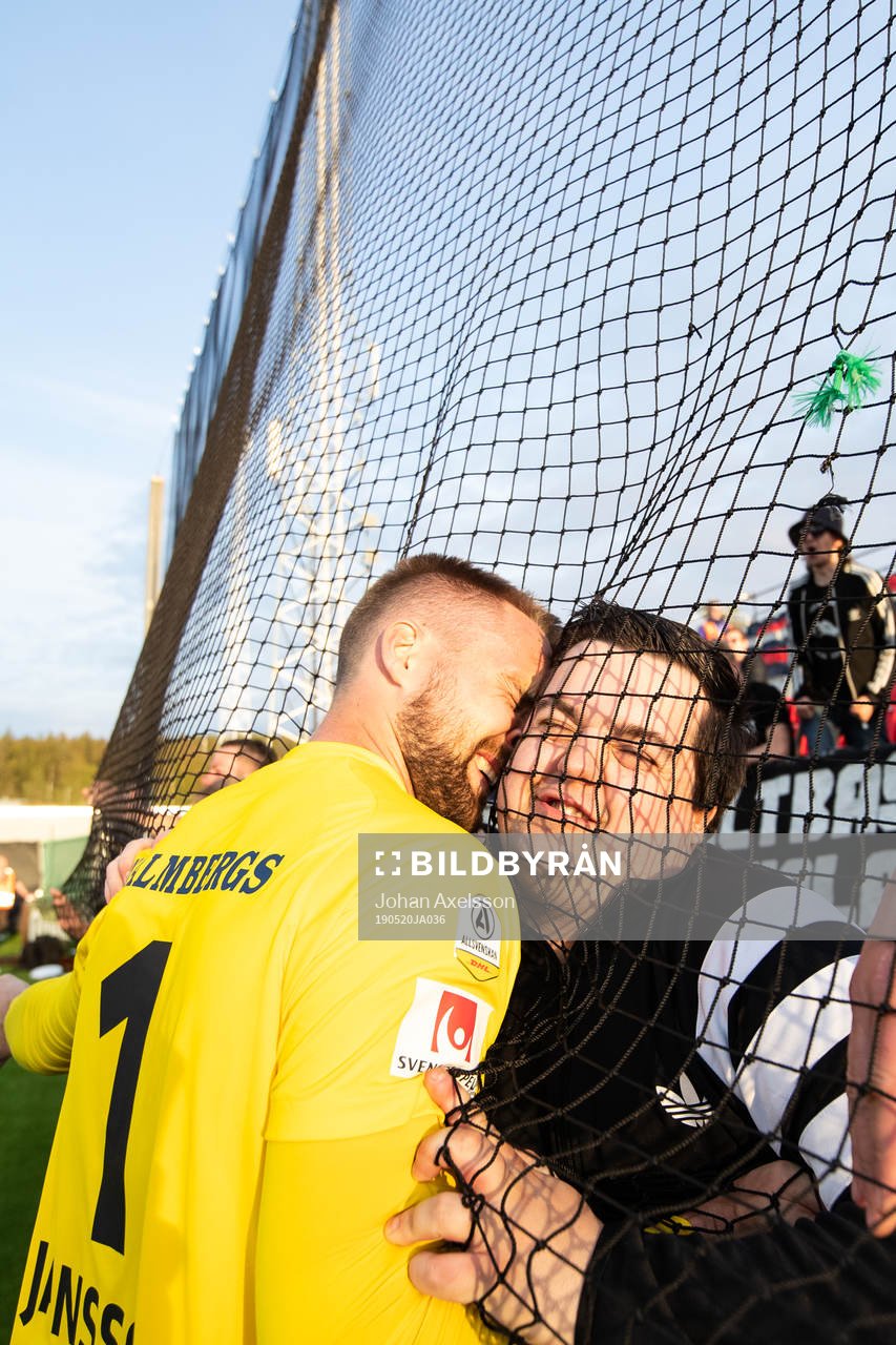 Örebros målvakt Oscar Jansson jublar med publiken efter fotbollsmatchen i Allsvenskan mellan Östersund och Örebro den 20 Maj 2019 i Östersund.