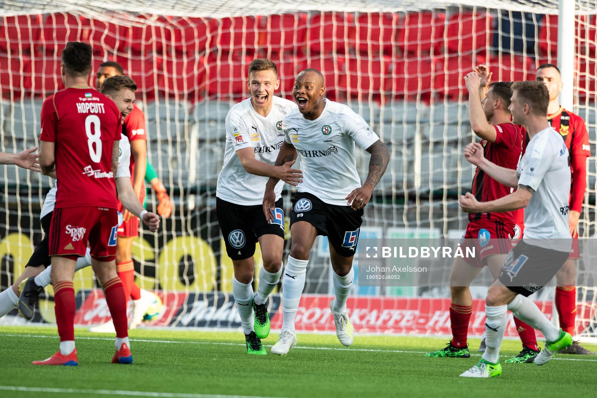 Örebros Carlos Strandbergjublar åt Jake Larsson 1-3 mål