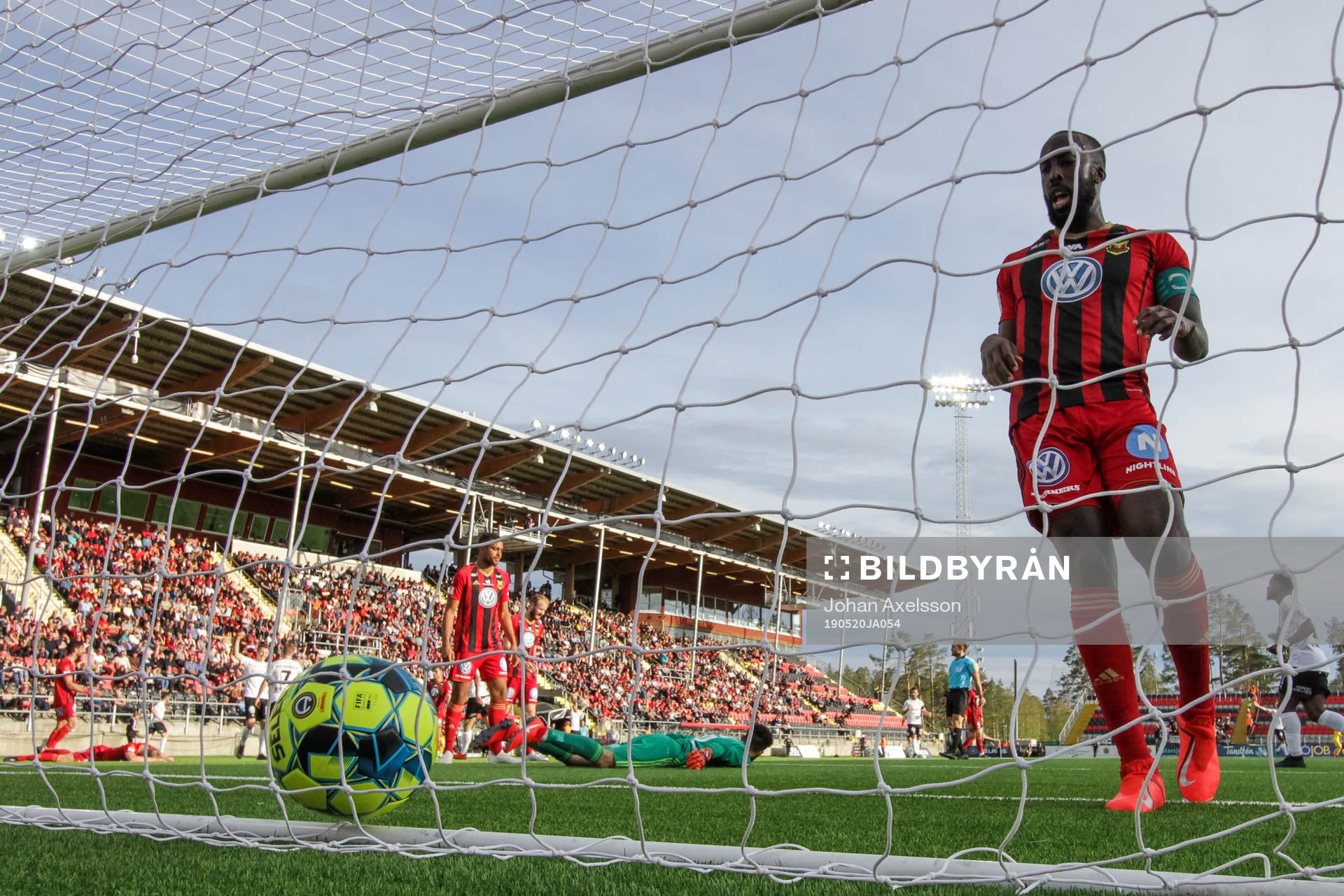Östersunds Ronald Mukiibi plockar ur bollen ur mål