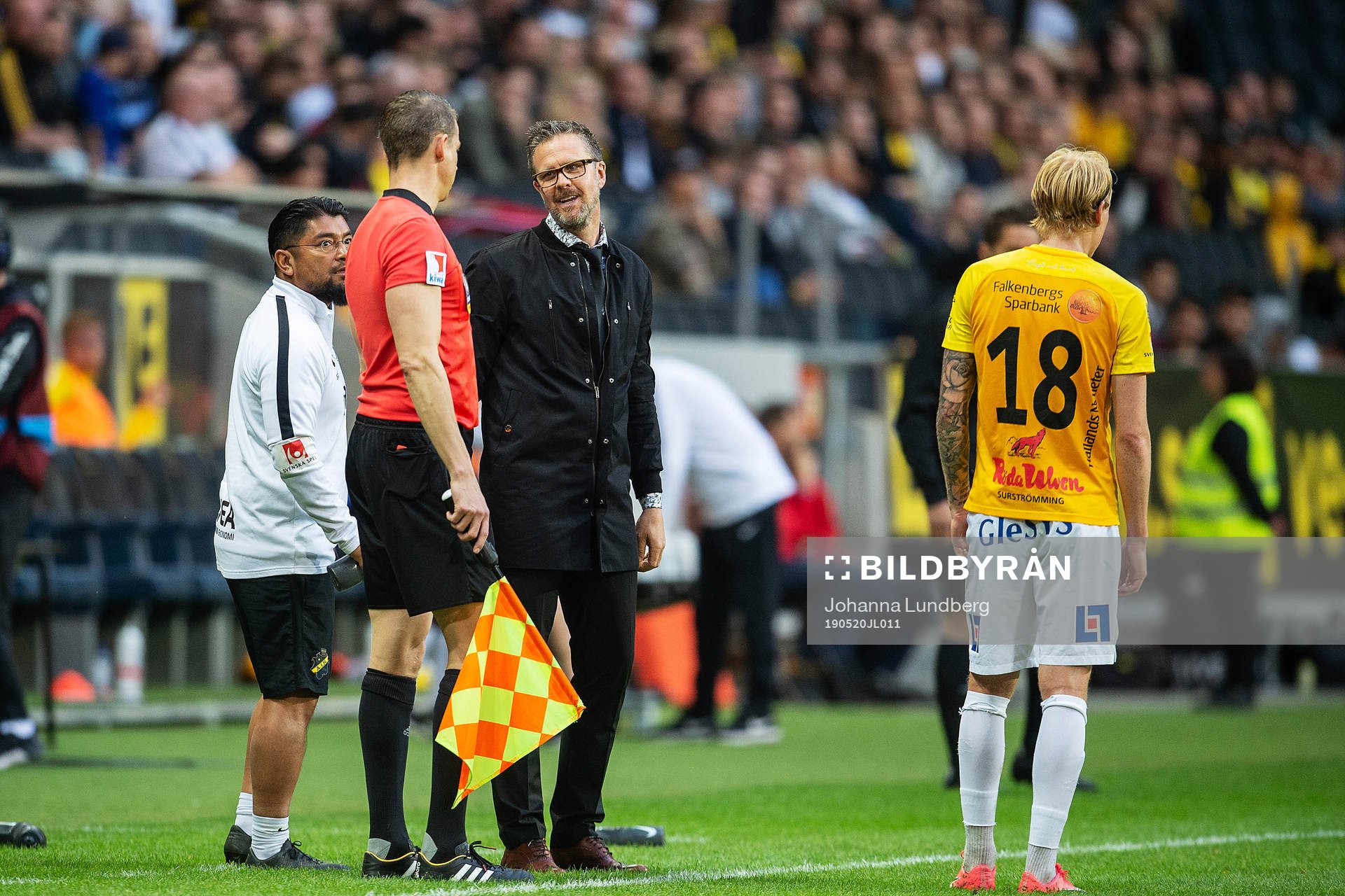 s tränare Rikard Norling är framme och pratar med