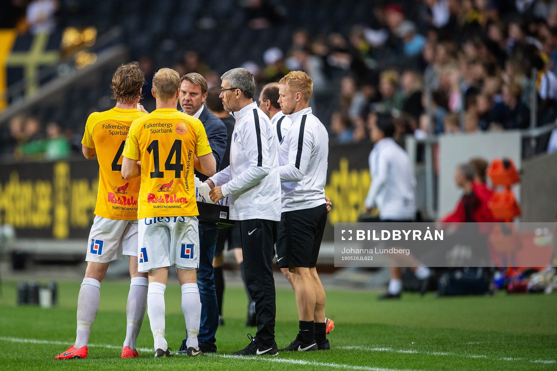 Falkenbergs tränare Hasse Eklund samlar spelarna