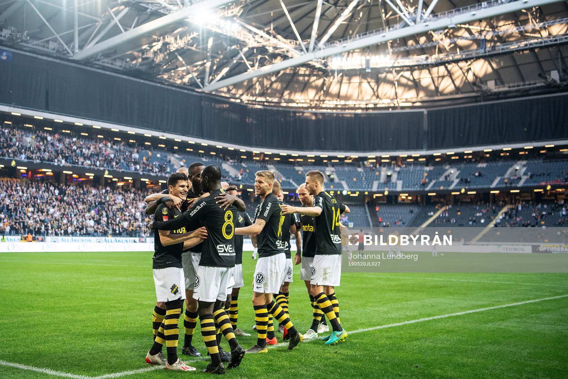 AIK:s Tarik Elyounoussi, Henok Goitom , Enoch Kofi Adu, Anton Salétros, Karol Mets och Panajotis Dimitriadis jublar efter 1-0 under fotbollsmatchen i Allsvenskan mellan AIK och Falkenberg den 20 maj 2019 i Stockholm.