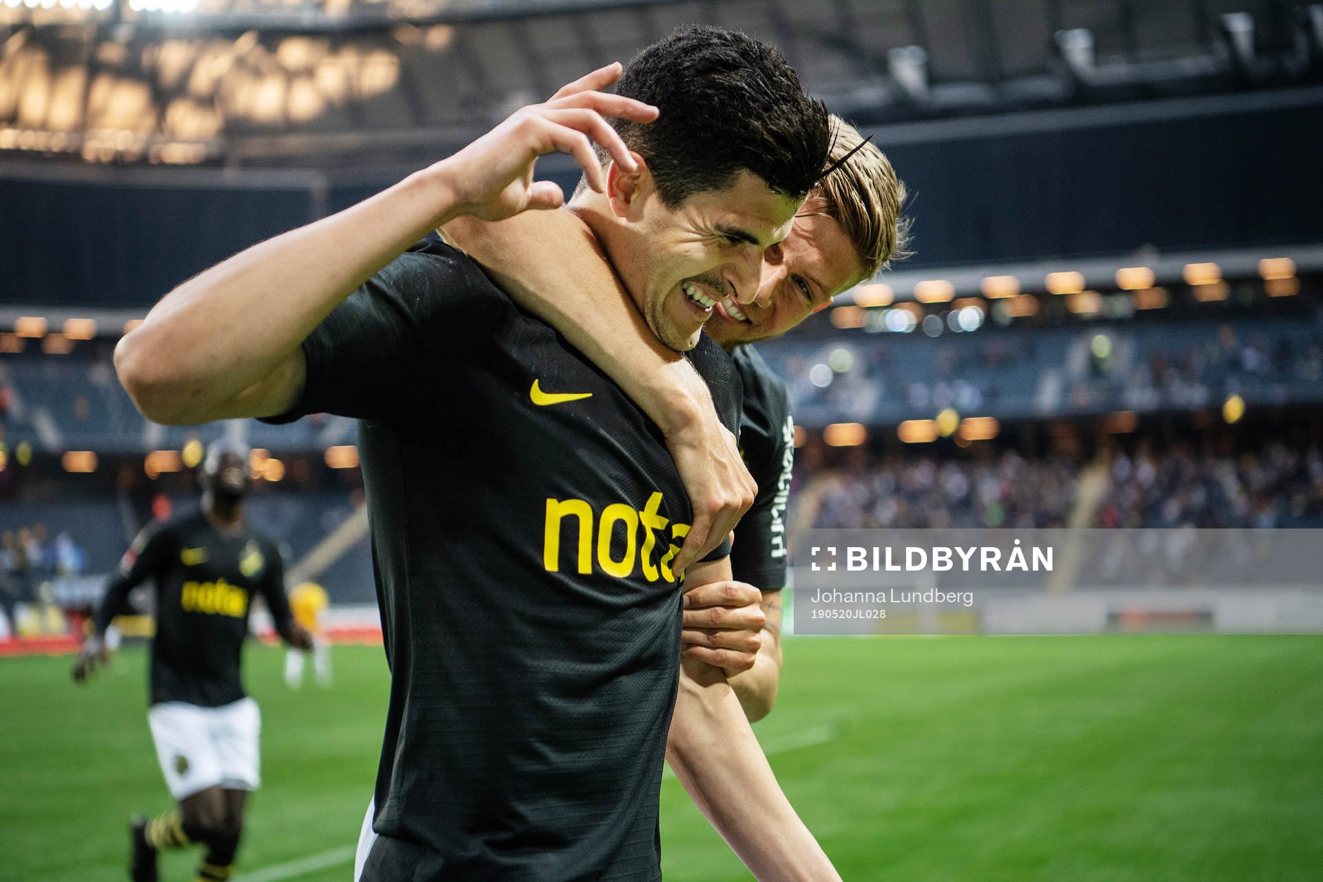 AIK:s Tarik Elyounoussi och Anton Salétros jublar efter 2-0 under fotbollsmatchen i Allsvenskan mellan AIK och Falkenberg den 20 maj 2019 i Stockholm.