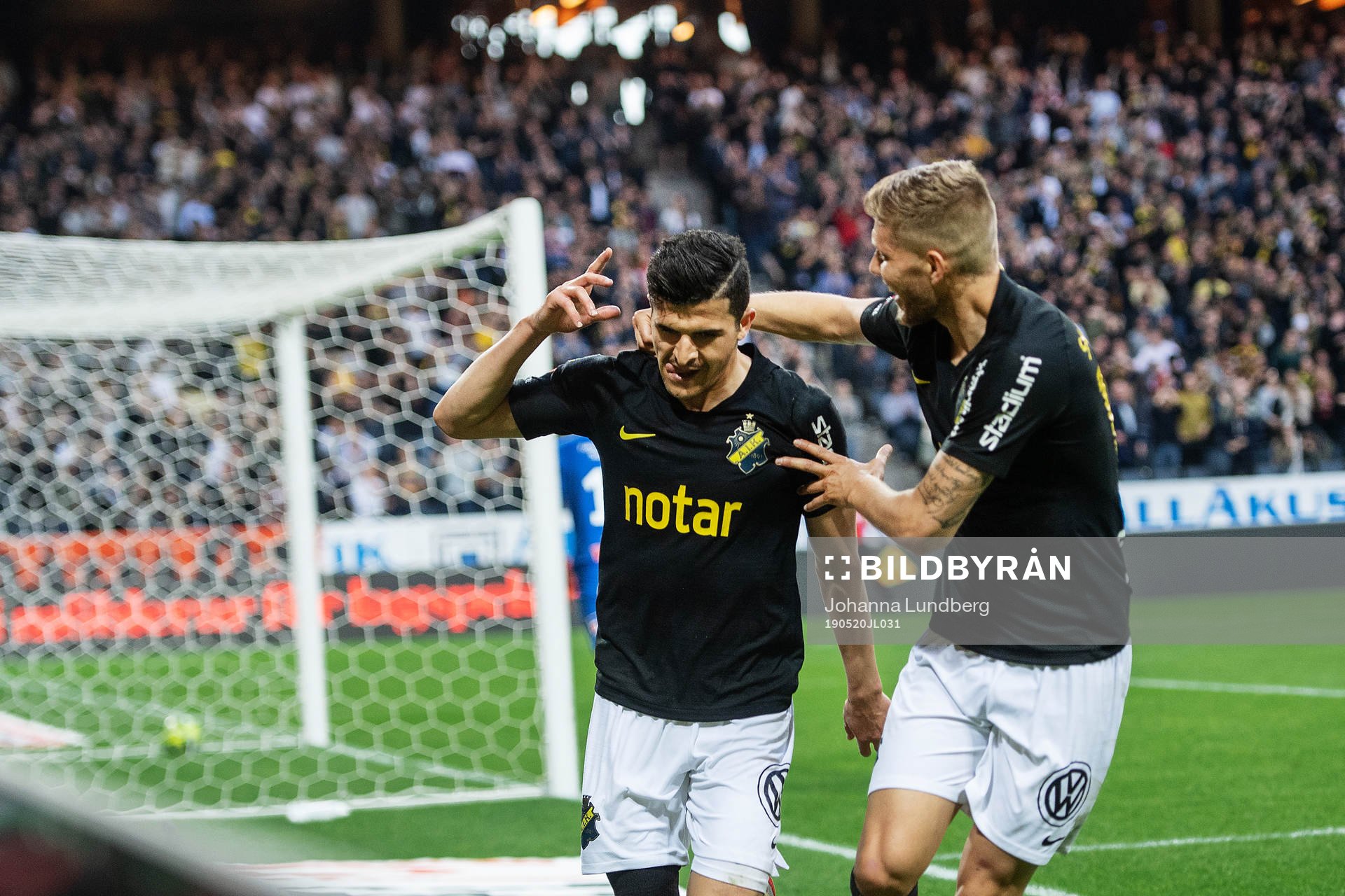 AIK:s Tarik Elyounoussi och Anton Salétros jublar efter 2-0 under fotbollsmatchen i Allsvenskan mellan AIK och Falkenberg den 20 maj 2019 i Stockholm.