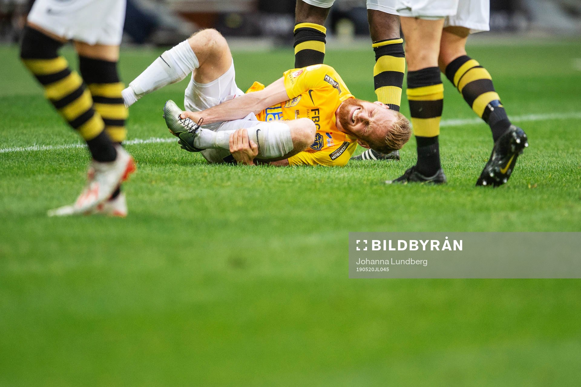 Falkenbergs Tobias Englund har ont efter en duell med AIK:s Panajotis Dimitriadis (ej i bild) under fotbollsmatchen i Allsvenskan mellan AIK och Falkenberg den 20 maj 2019 i Stockholm.