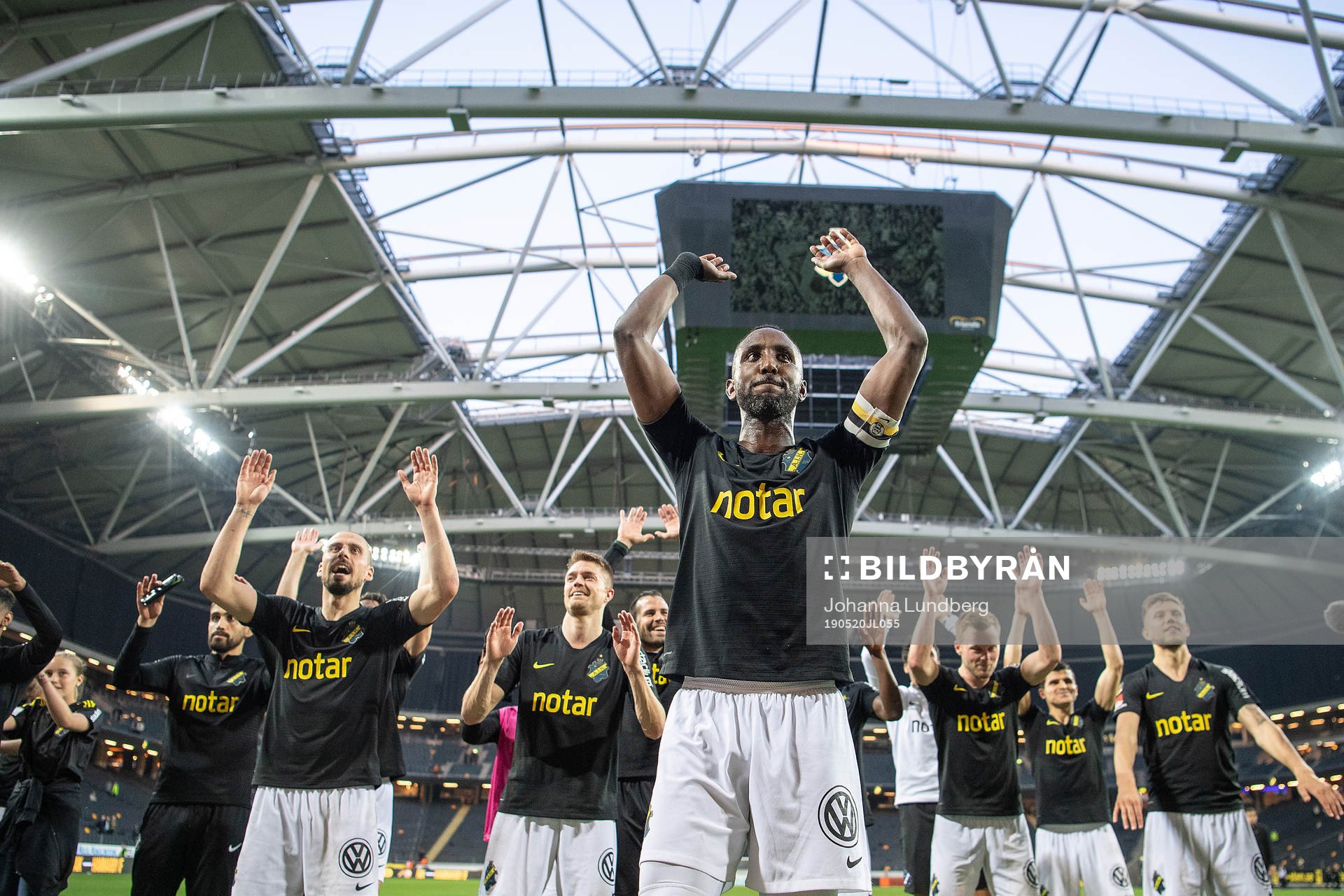 AIK:s Henok Goitom  tackar publiken efter fotbollsmatchen i Allsvenskan mellan AIK och Falkenberg den 20 maj 2019 i Stockholm.