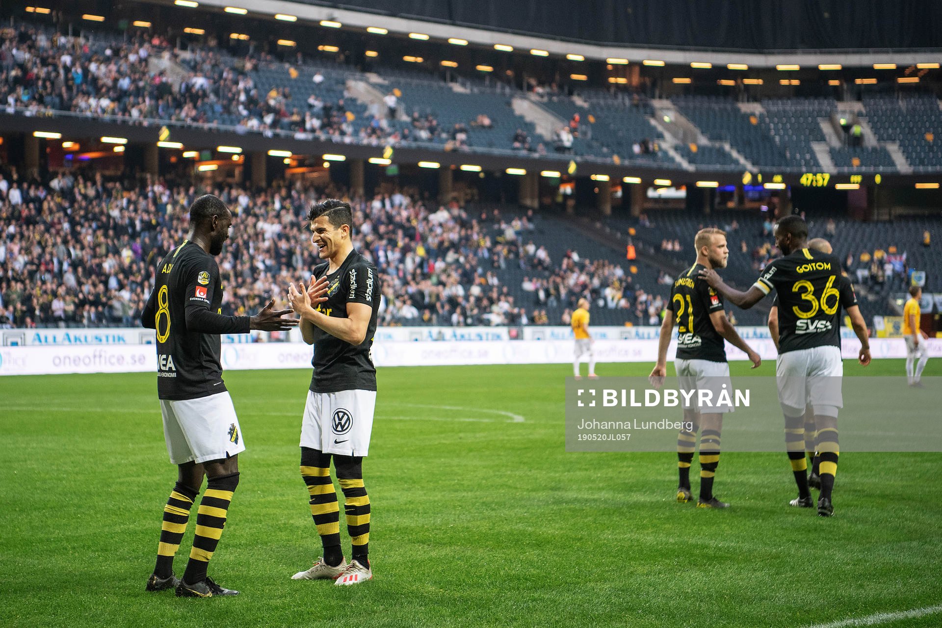 AIK:s Enoch Kofi Adu och Tarik Elyounoussi jublar efter 1-0 under fotbollsmatchen i Allsvenskan mellan AIK och Falkenberg den 20 maj 2019 i Stockholm.