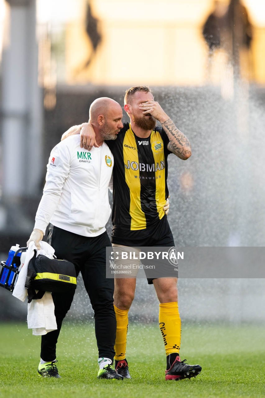 Hammarbys David Fällman lämnar planen skadad