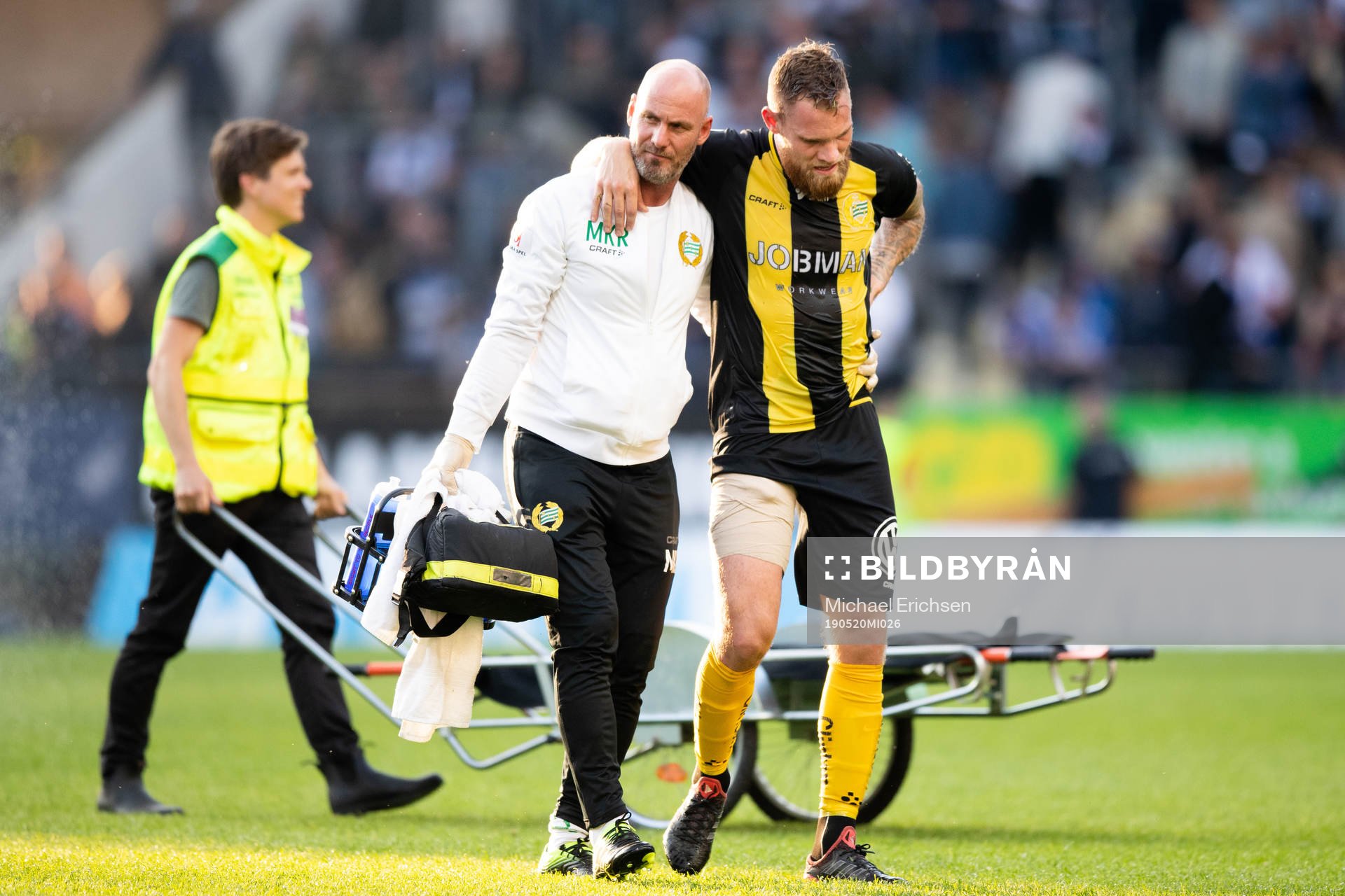 Hammarbys David Fällman lämnar planen skadad
