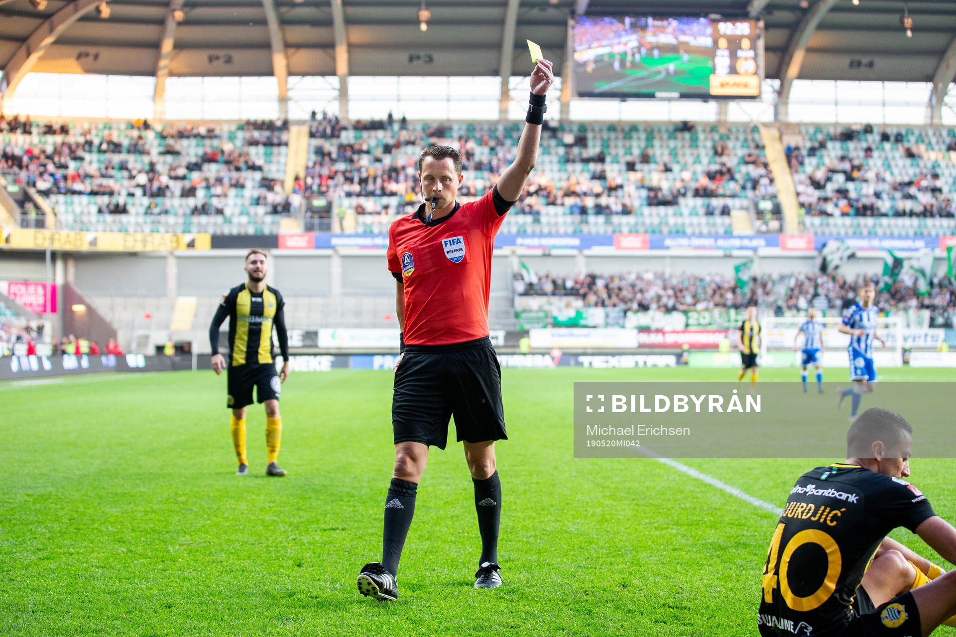 Domare Andreas Ekberg utdelar Hammarbys Nikola Djurdjic