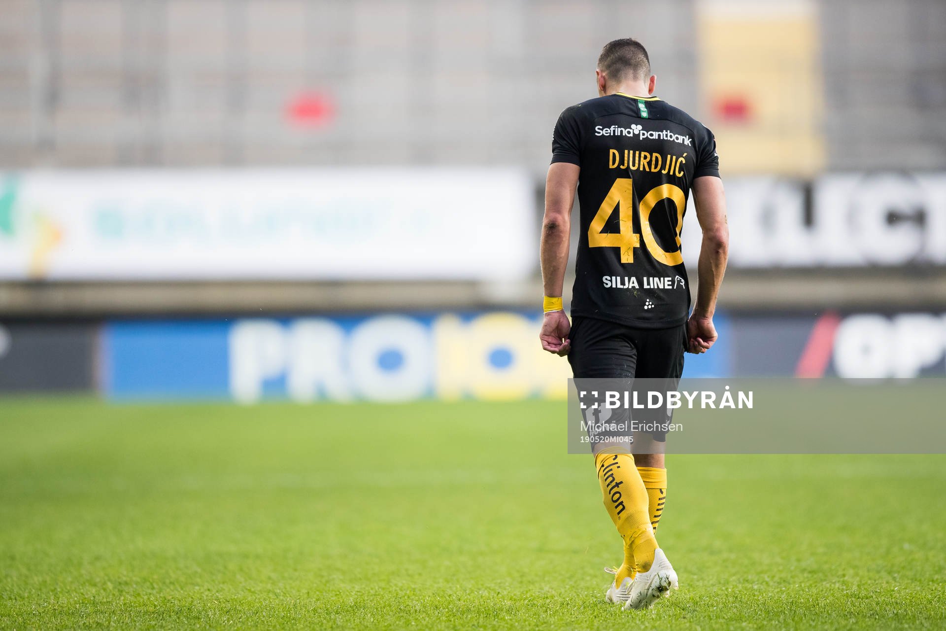 Hammarbys Nikola Djurdjic lämnar planen