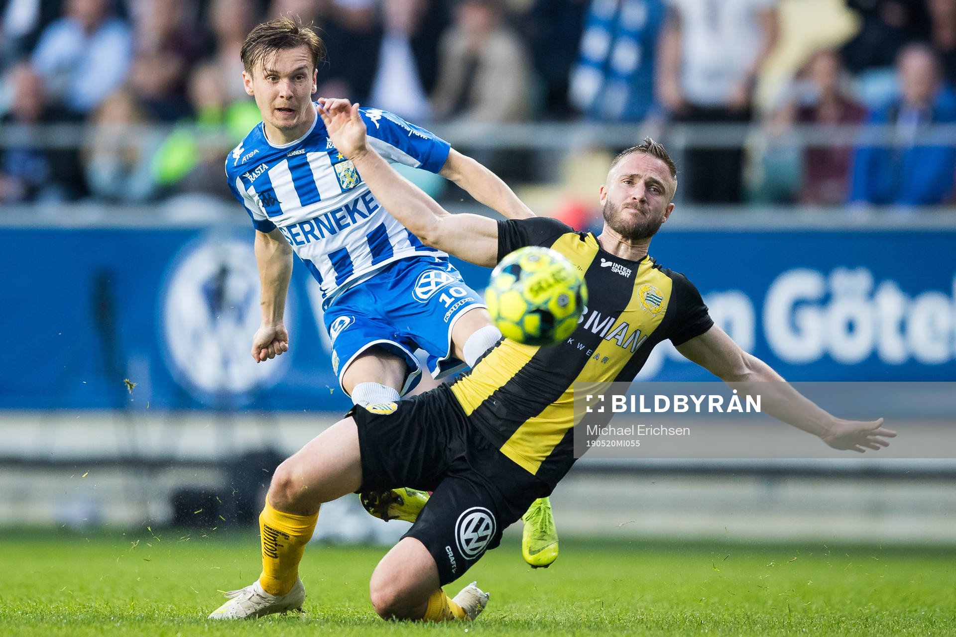 IFK Göteborgs Patrik Karlsson Lagemyr skjuter ett skott förbi täckande Mats Solheim i Hammarby under fotbollsmatchen i allsvenskan mellan IFK Göteborg och Hammarby den 20 maj 2019 i Göteborg.