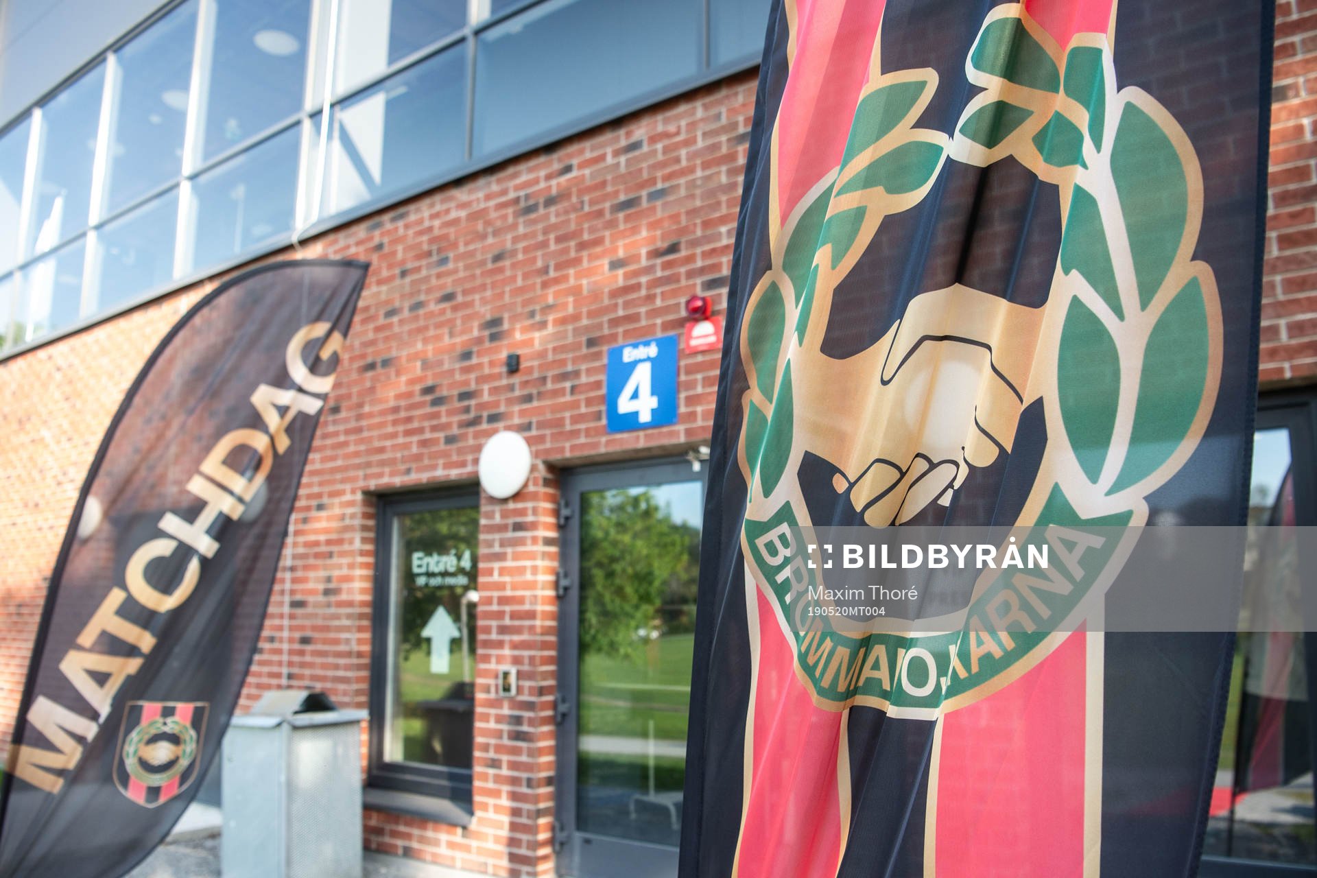 En vimpel med Brommapojkarnas lopotype