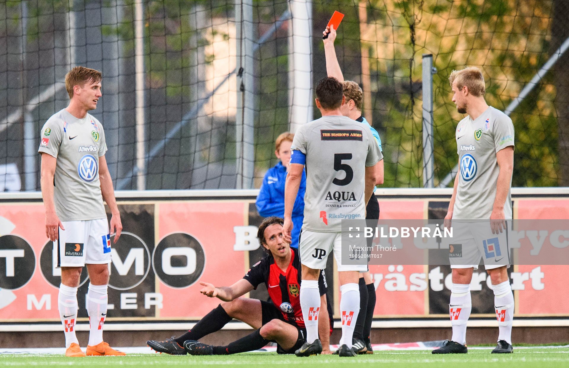 Brommapojkarnas Philip Hellquist får rött kort
