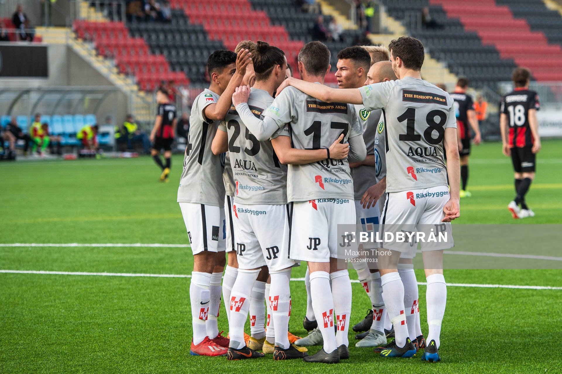 Jönköpings Edin Hamidovic jublar med lagkamrater