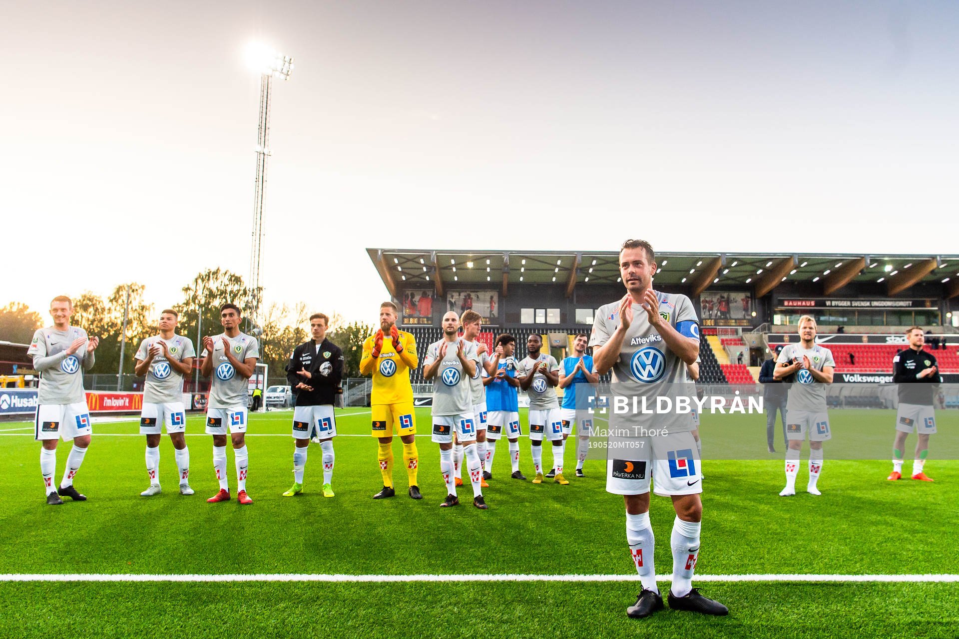 Jönköpings Fredric Fendrich jublar med lagkamrater efter fotbollsmatchen i Superettan mellan Brommapojkarna och Jönköping den 20 maj 2019 i Stockholm.
