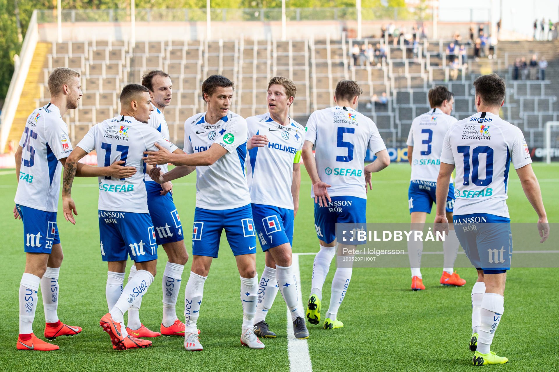 IFK Norrköpings Jordan Larsson jublar med lagkamrater