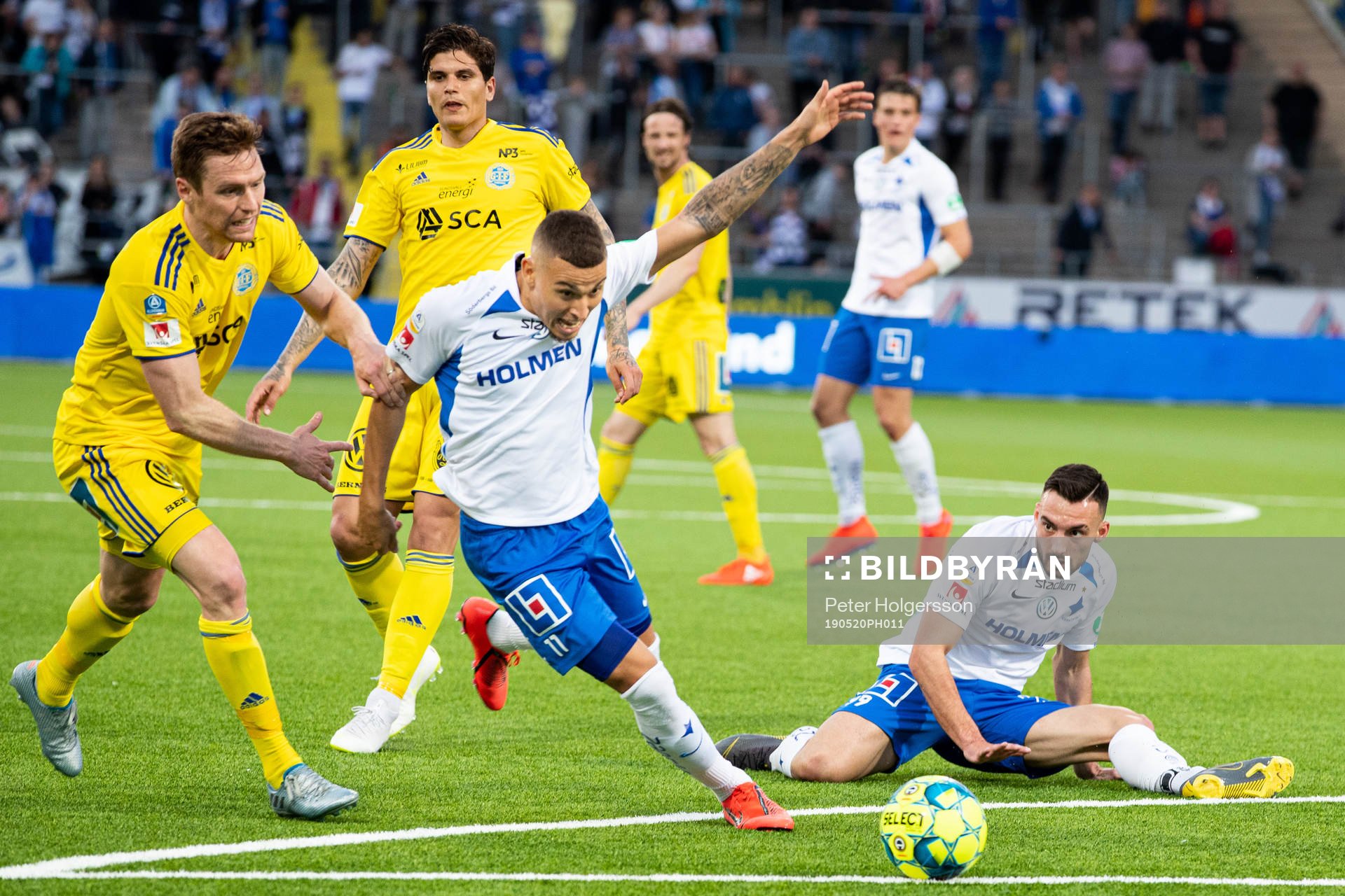 IFK Norrköpings Jordan Larsson dras i armen av Sundsvalls