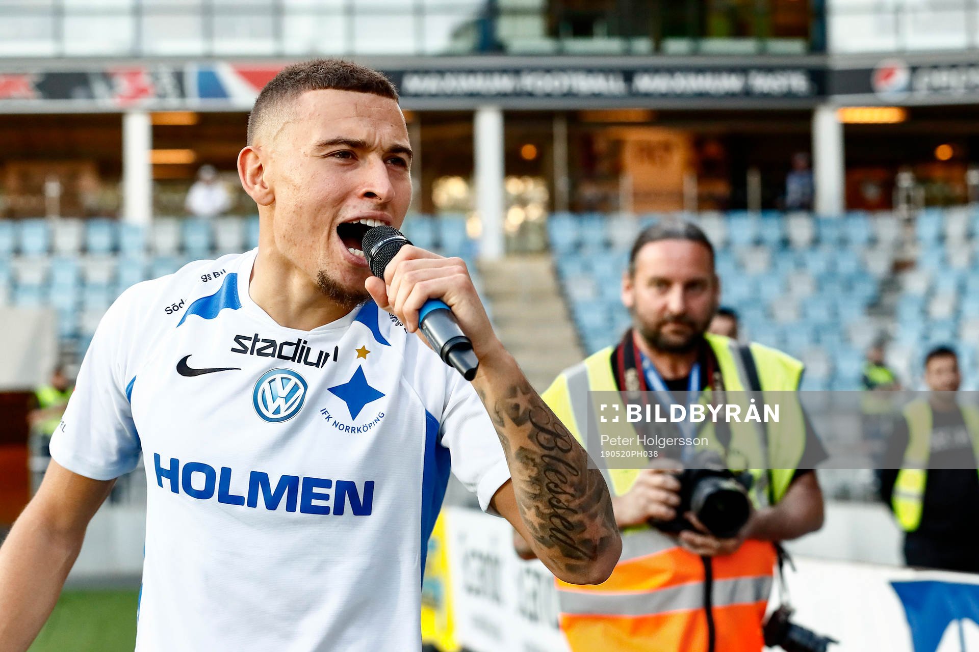 IFK Norrköpings Jordan Larsson sjunger med publiken under fotbollsmatchen i Allsvenskan mellan IFK Norrköping och GIF Sundsvall den 20 maj 2019 i Norrköping.