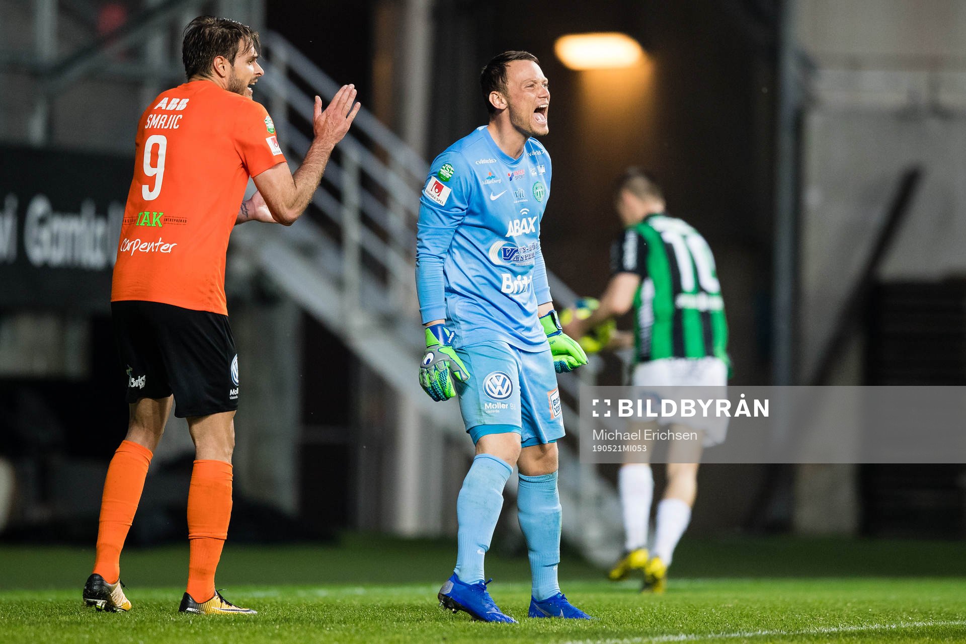 Västerås målvakt Anton Fagerström reagerar på ett