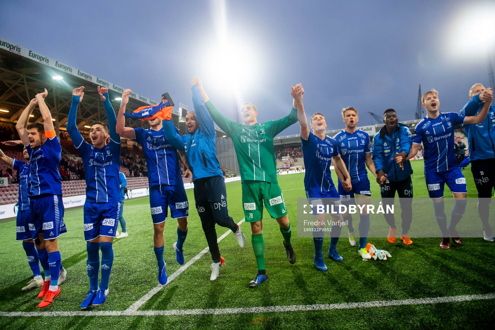 The players of Sarpsborg 08 celebrate after the cup match between FFK and Sarpsborg 08 on May 22, 2019 in Fredrikstad. 