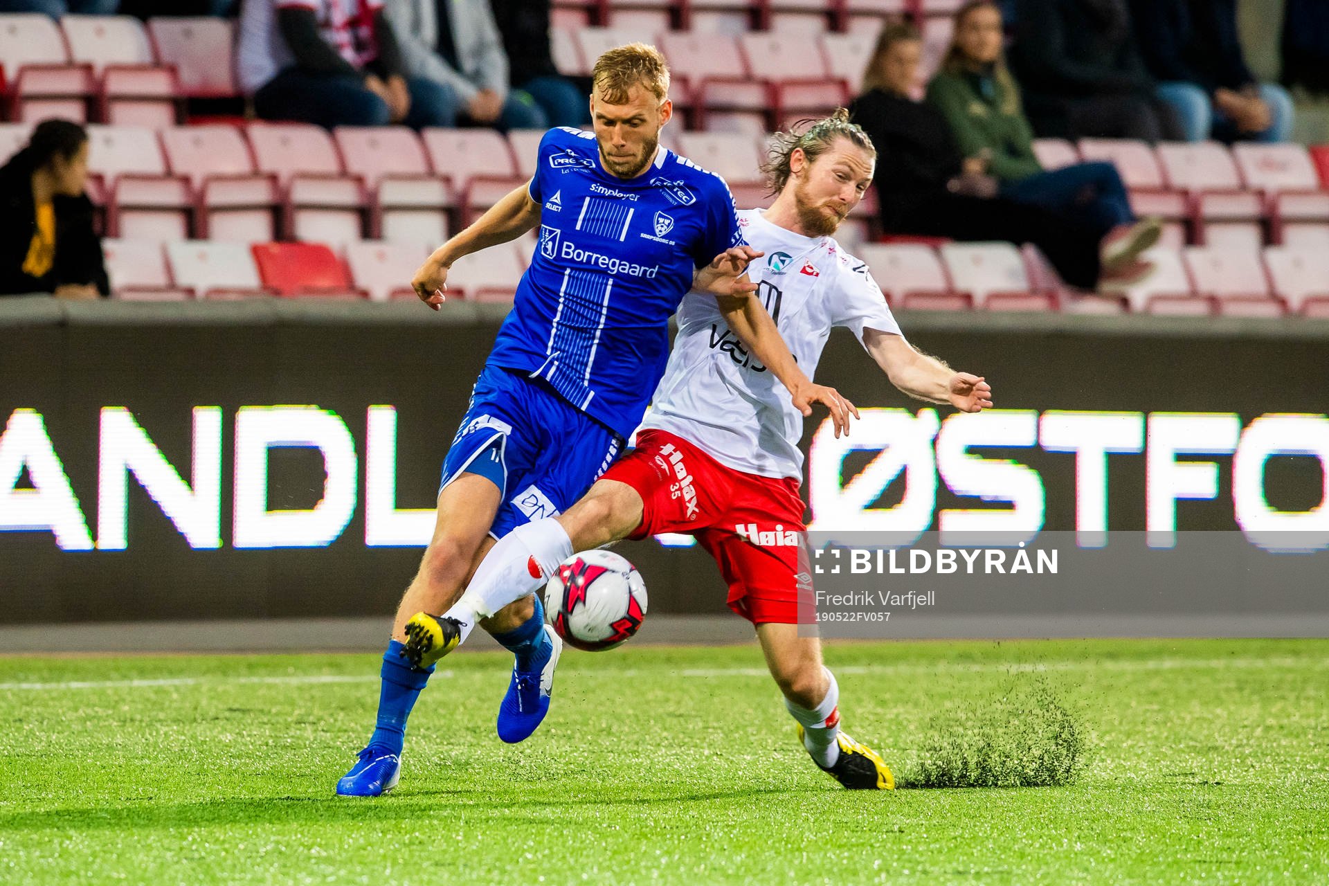 Jonathan Lindseth of Sarpsborg 08 and Thomas Drage of FFK