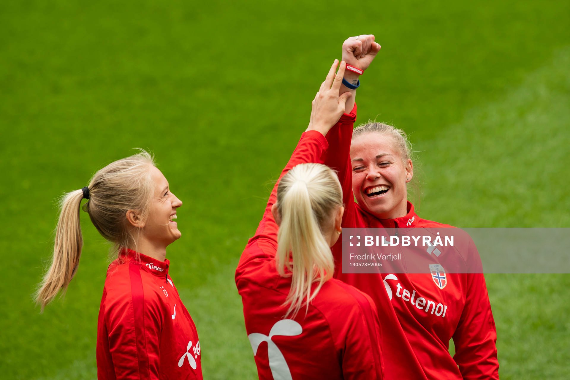 Amalie Vevle Eikeland, Karina Sævik and Therese Sessy