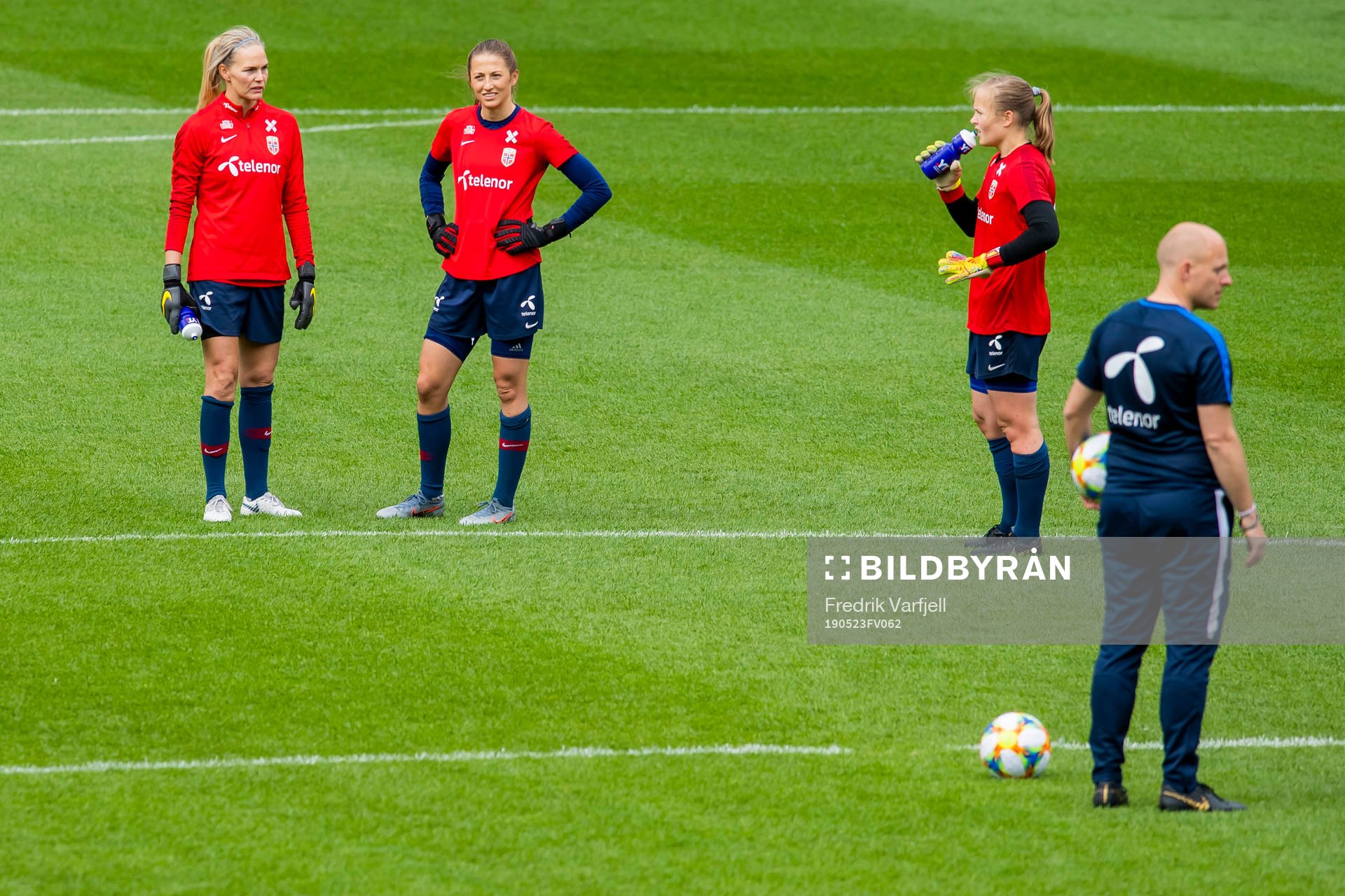 Goalkeeper Ingrid Hjelmseth, goalkeeper Cecilie Hauståker