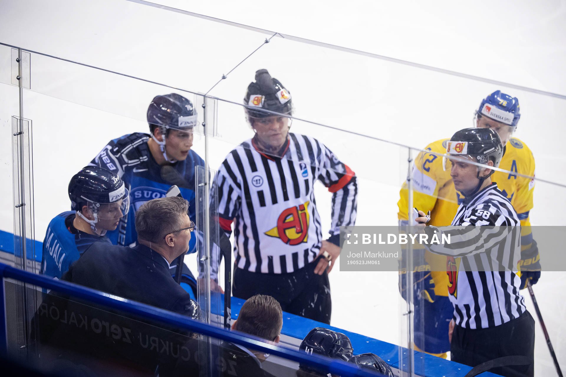 The referees talks to head coach Jukka Jalonen of Finland