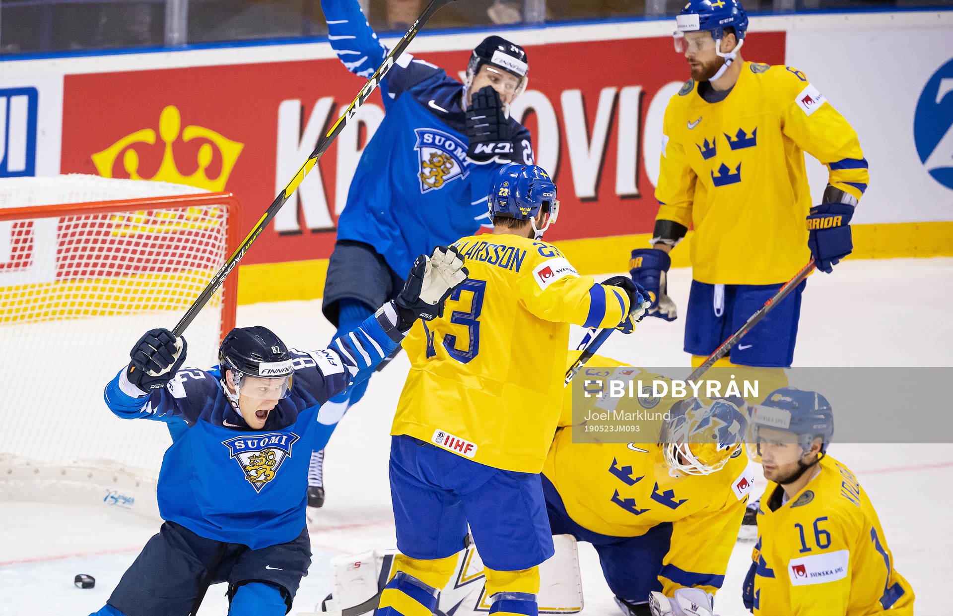 Harri Pesonen and Kaapo Kakko celebrates