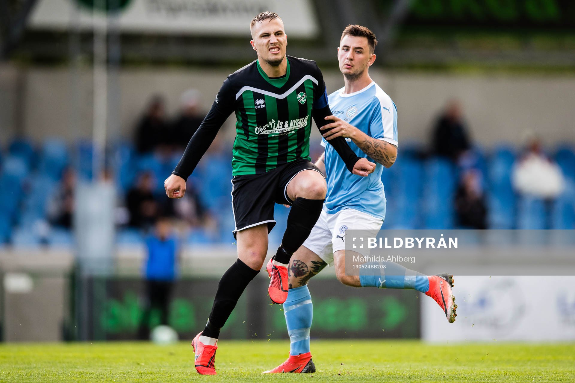  Högaborgs Marcus Krmpotic och Råås Mitch Ewertzh under fotbollsmatchen i division 3 Sydvästra Götaland mellan Högaborg och Råå den 24 maj 2019 i Helsingborg . 