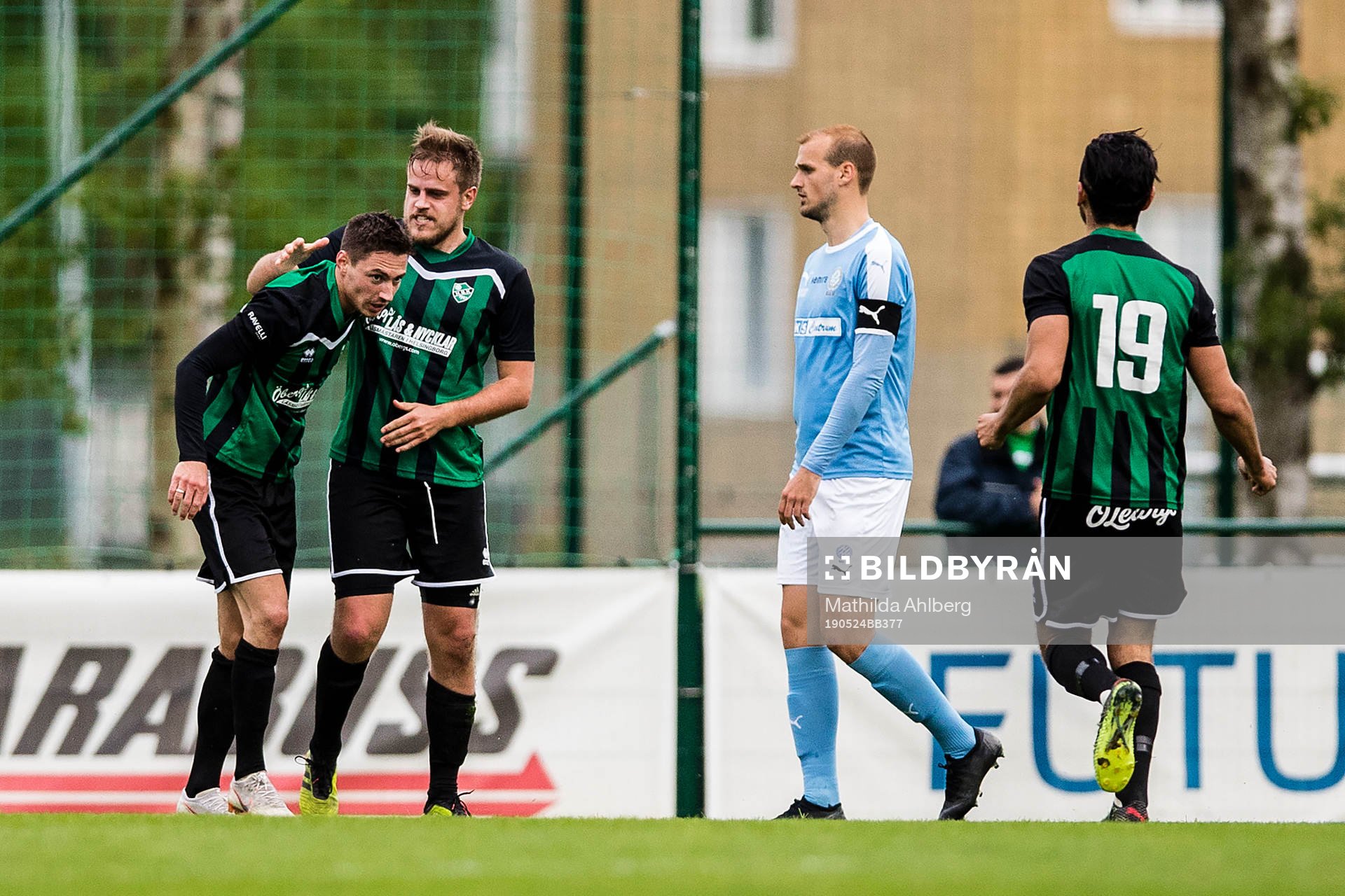 Högaborgs spelare jublar efter 2-0 under fotbollsmatchen i division 3 Sydvästra Götaland mellan Högaborg och Råå den 24 maj 2019 i Helsingborg .