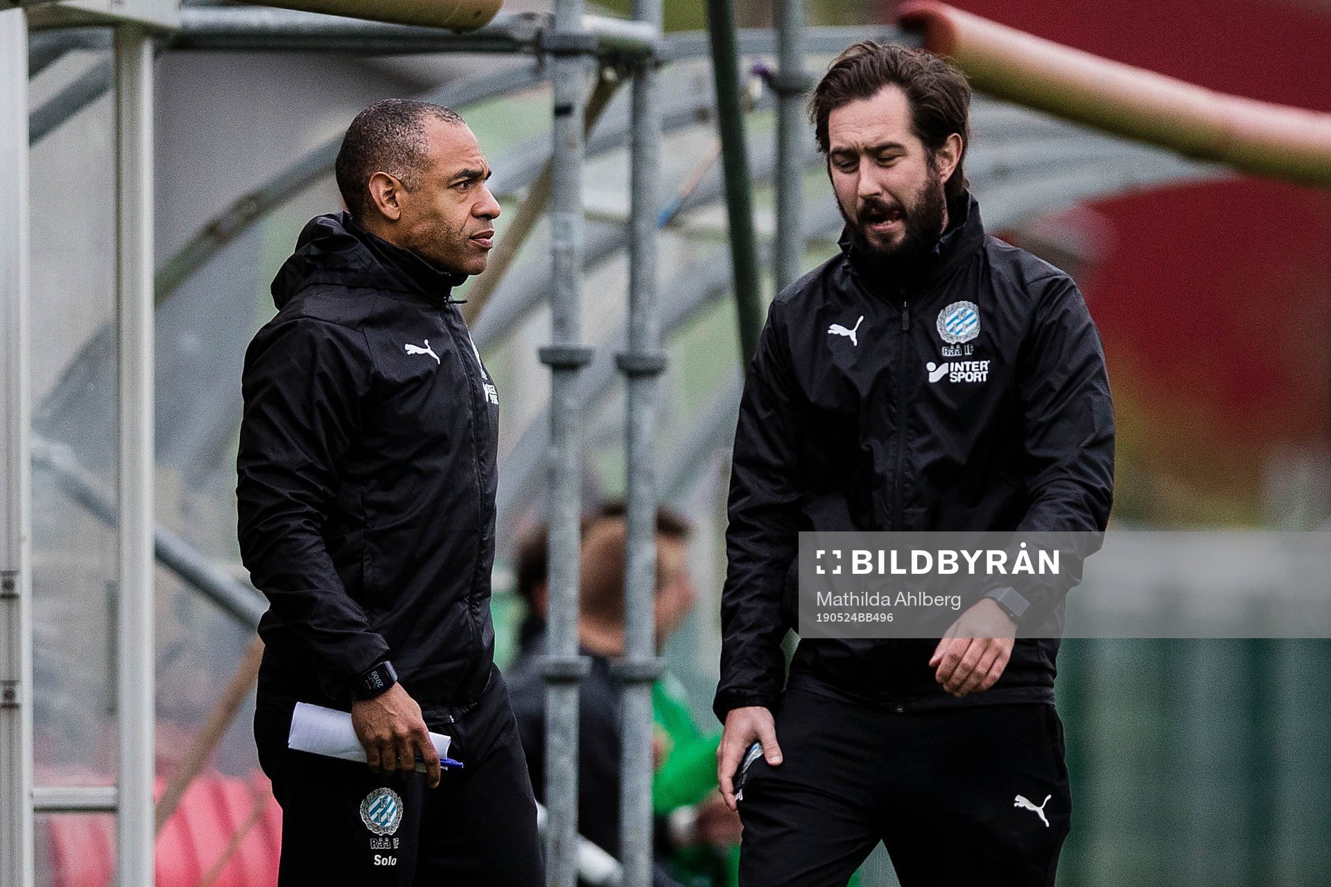 Råås tränare Solo Hammar och assisterande tränare Hampus Freij under fotbollsmatchen i division 3 Sydvästra Götaland mellan Högaborg och Råå den 24 maj 2019 i Helsingborg .
