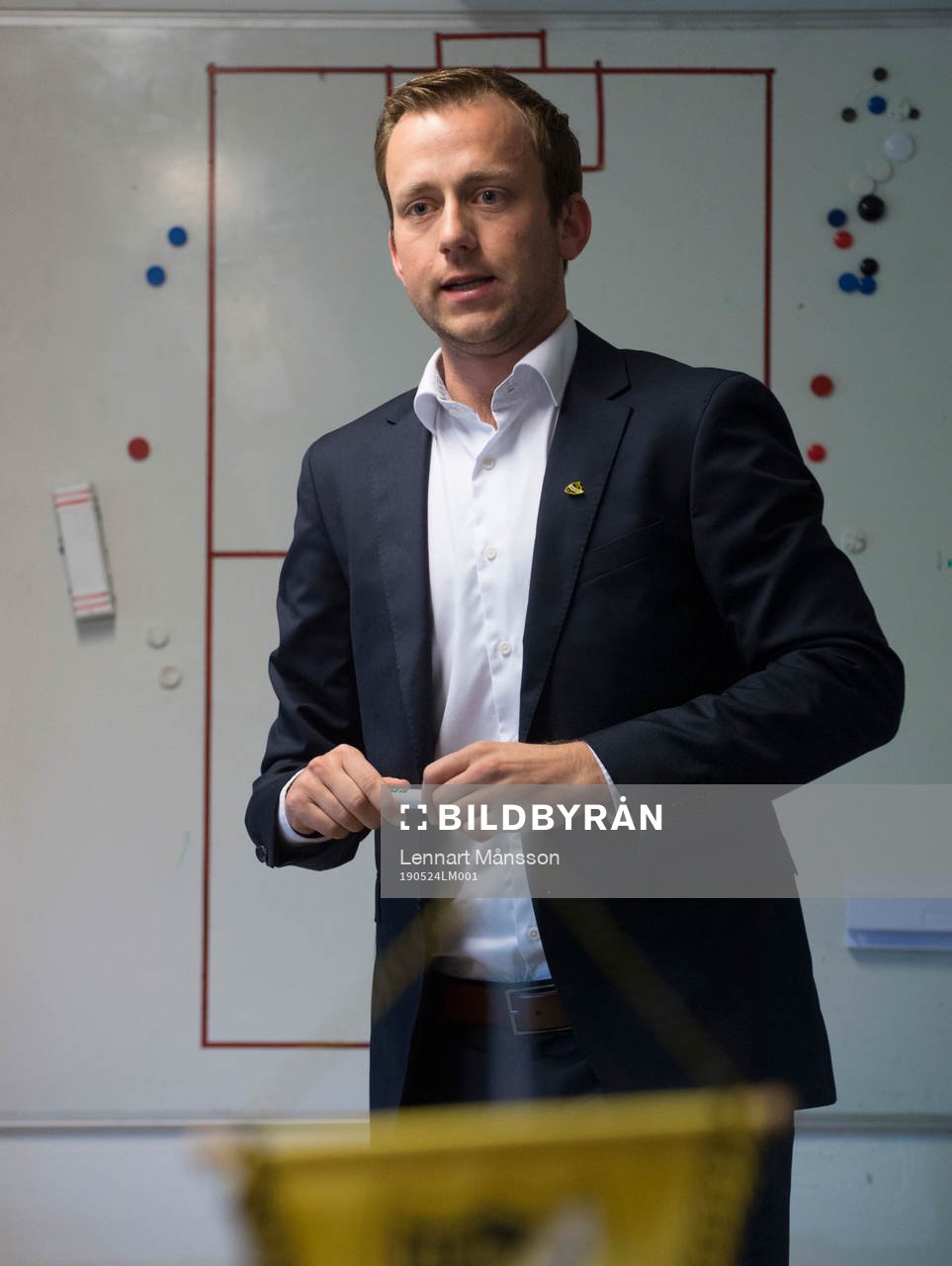 IFK Hässleholms tränare Jonas Jönsson vid taktiktavlan i